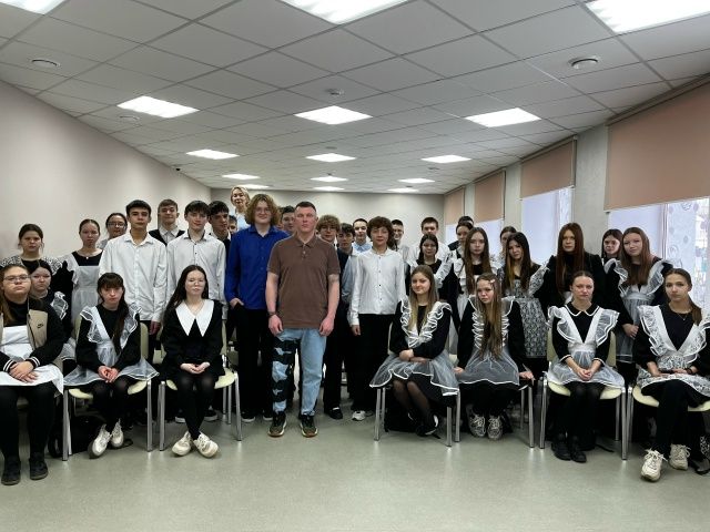 В школе № 4 прошла встреча с участником СВО, ефрейтором Павлом Байбековым