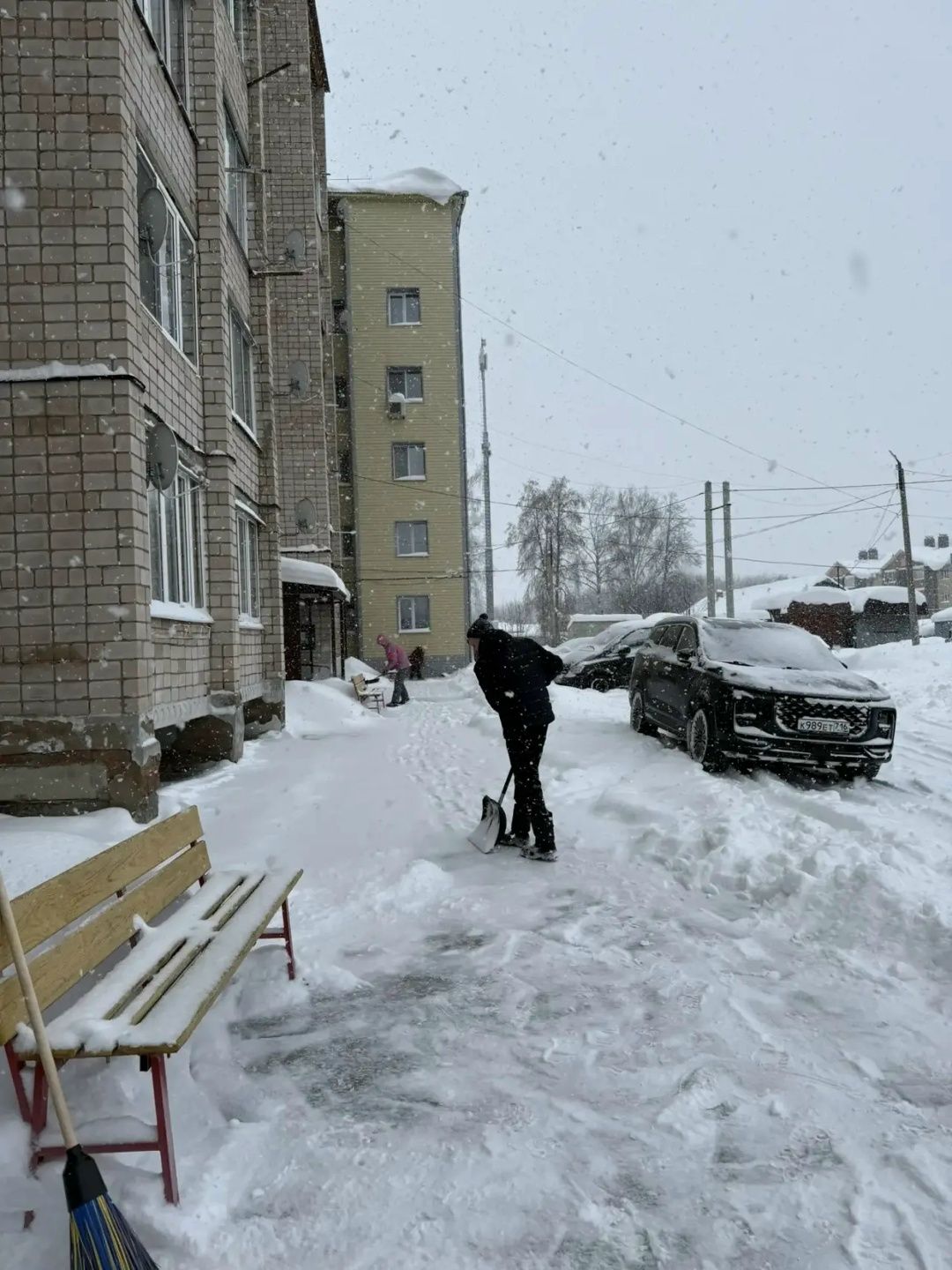 Субботник в Агрызе: убираем снег вместе!
