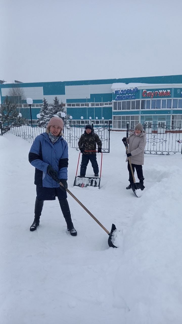 Субботник в Агрызе: убираем снег вместе!