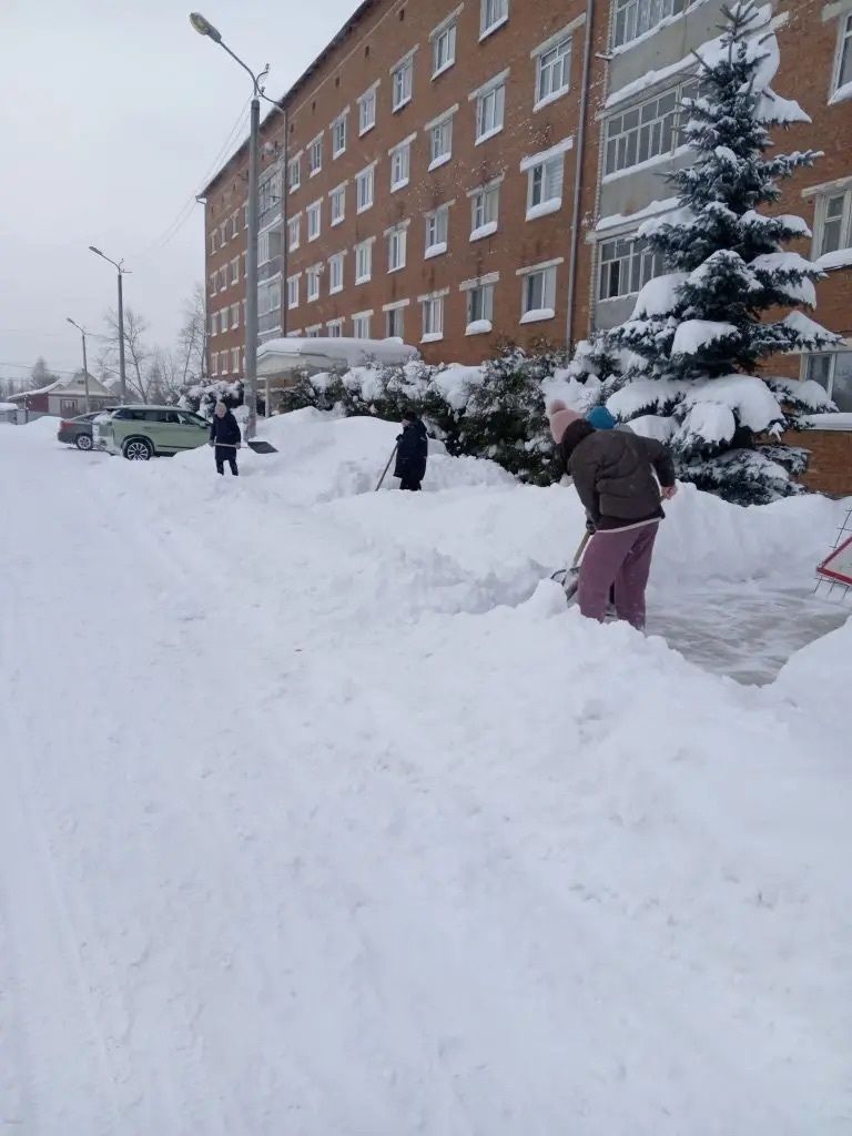 Субботник в Агрызе: убираем снег вместе!