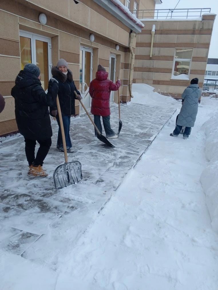 Субботник в Агрызе: убираем снег вместе!