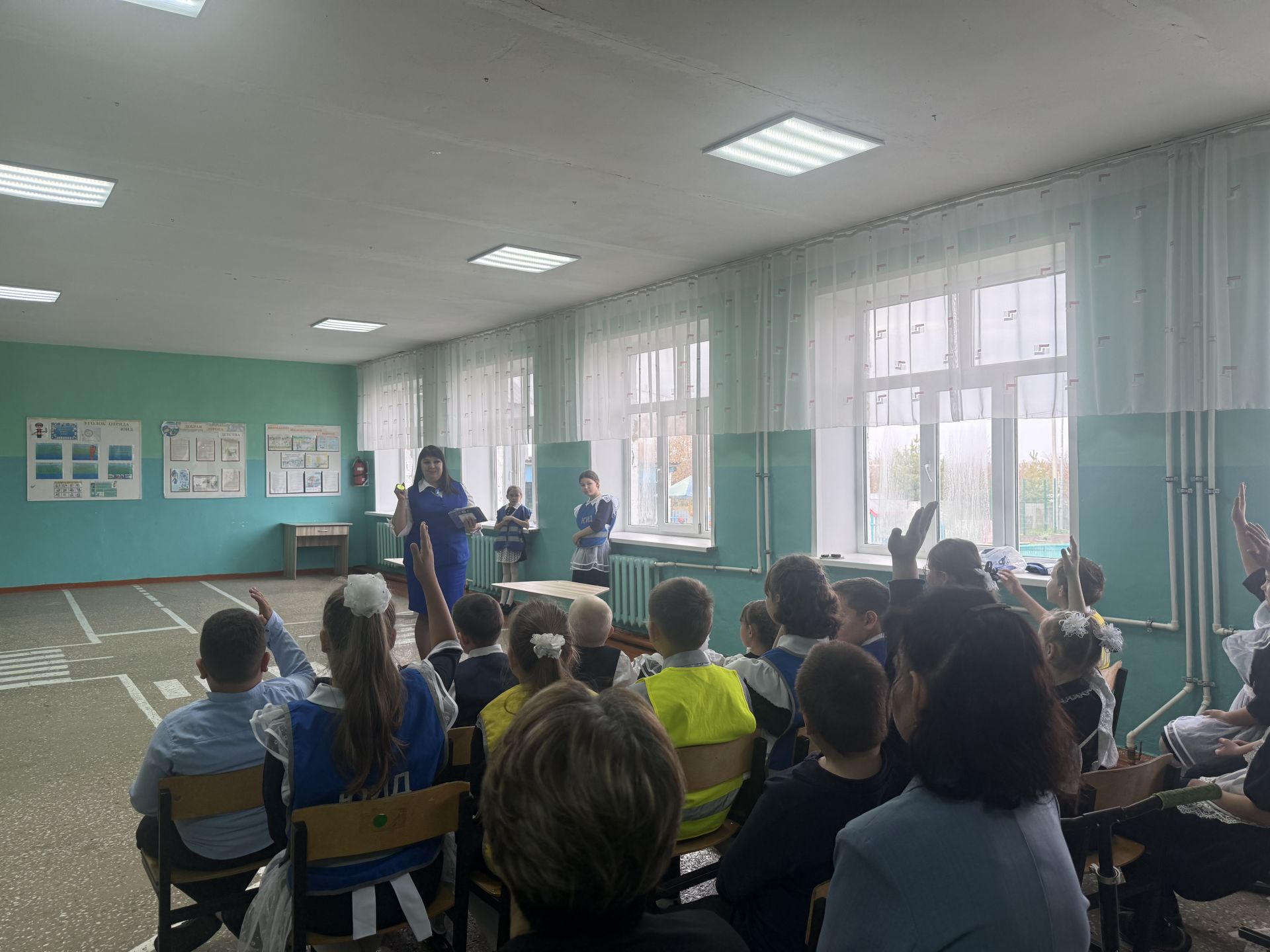 В Сарсак-Омгинском лицее первоклассников посвятили в юные пешеходы