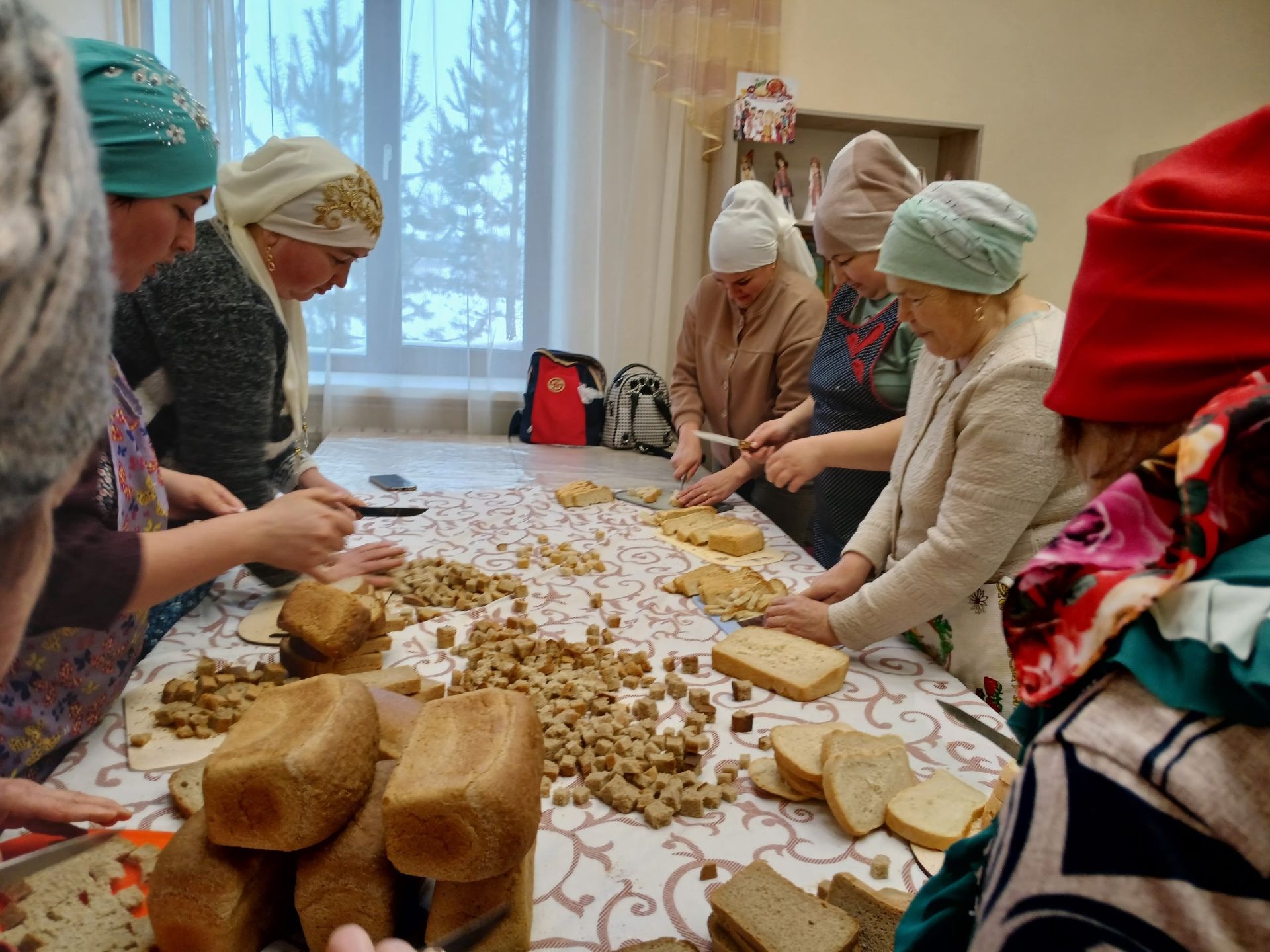 «С заботой о защитниках»: активистки ГДК им. Л. Айтуганова подготовили домашние сухарики для бойцов СВО