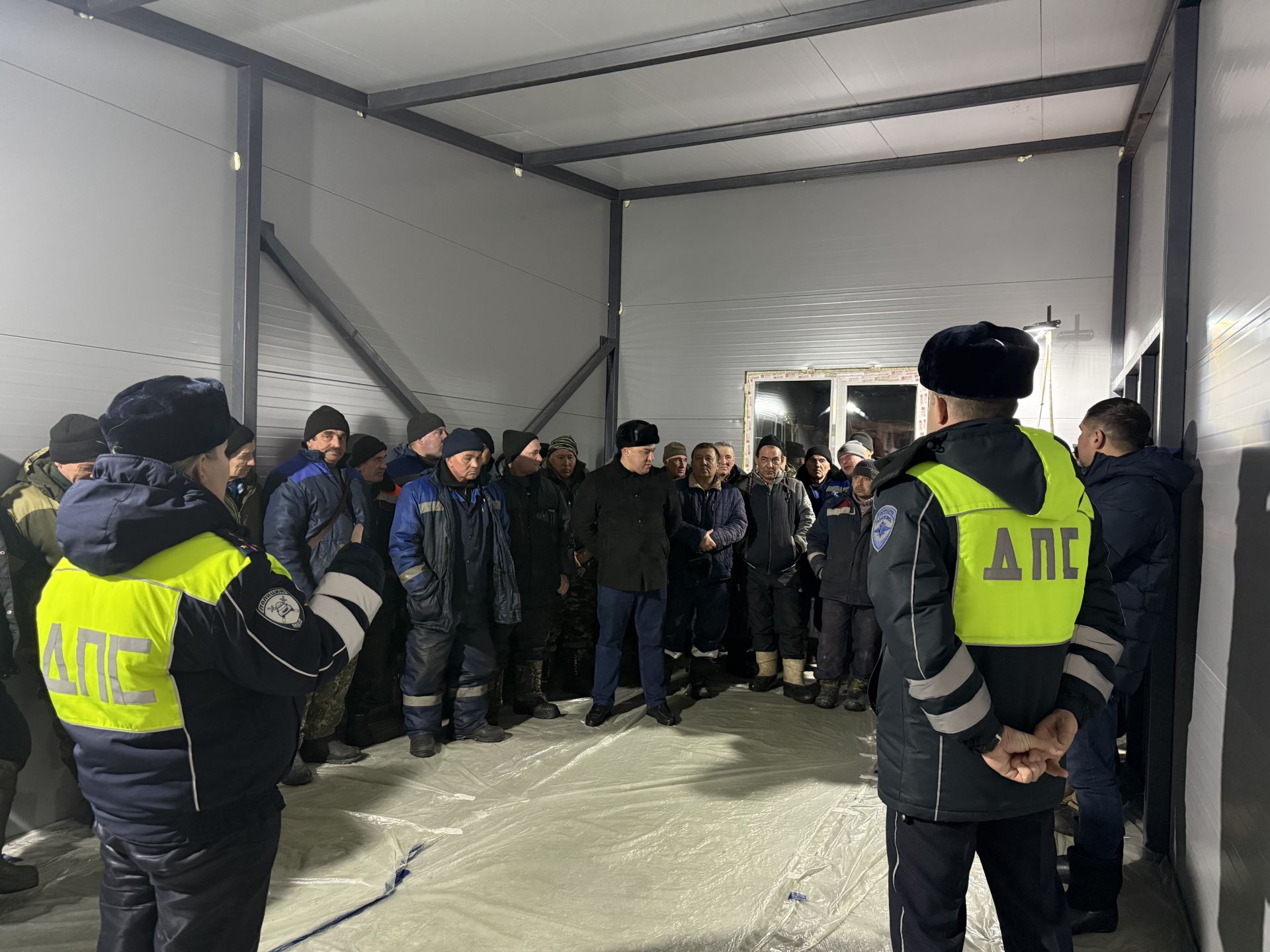 Сотрудники Госавтоинспекции провели встречу с водителями «Автотехникс» по безопасности дорожного движения