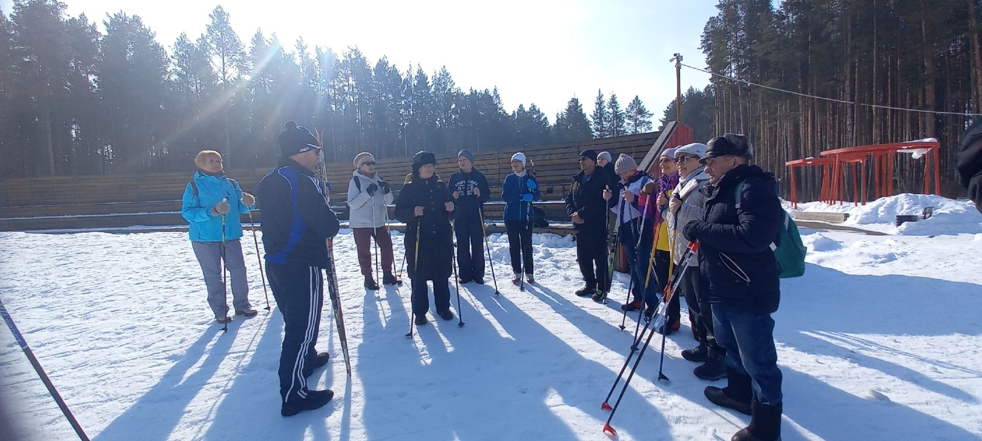 В Агрызе для пенсионеров провели мастер-класс по лыжам и скандинавской ходьбе