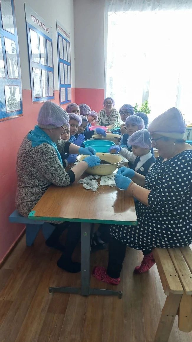 В Крындинской школе провели волонтёрское занятие «Вкусный чай для солдат СВО»