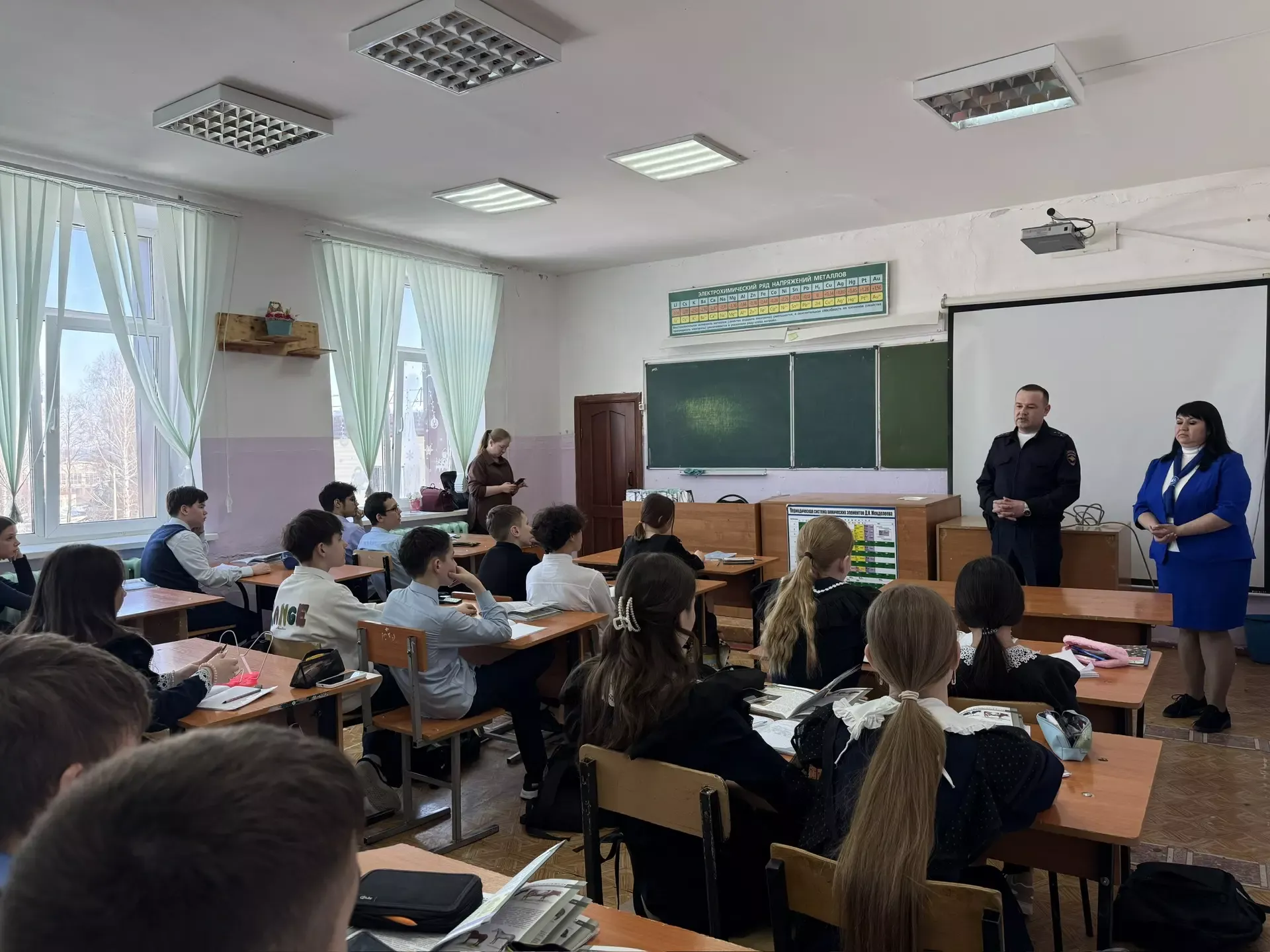 В преддверии каникул для школьников провели профилактическую беседу по ПДД
