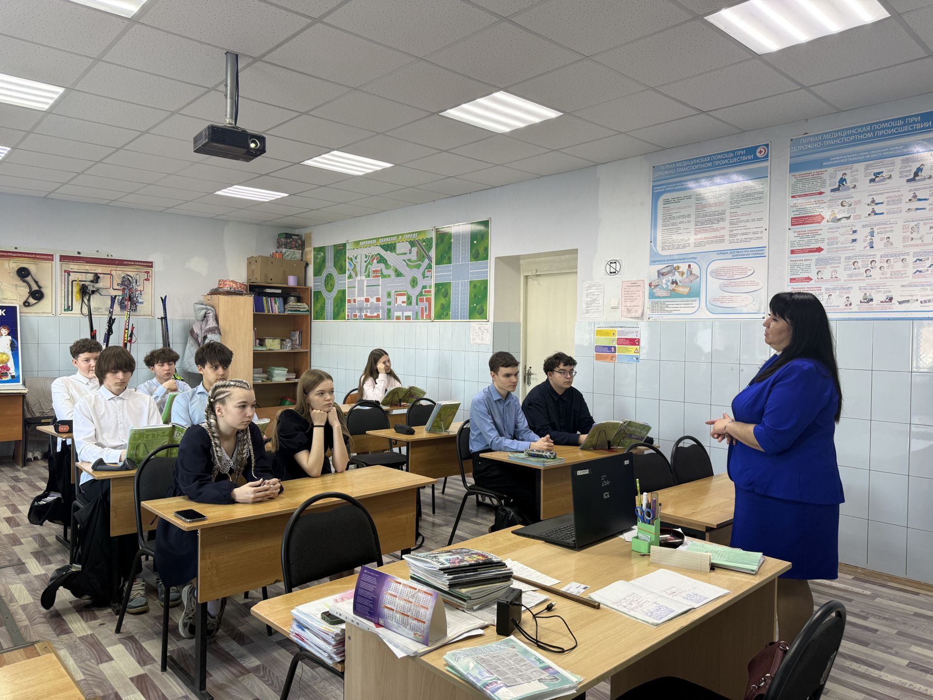 Для старшеклассников школы №3 организовали профилактическое занятие по безопасности на дорогах