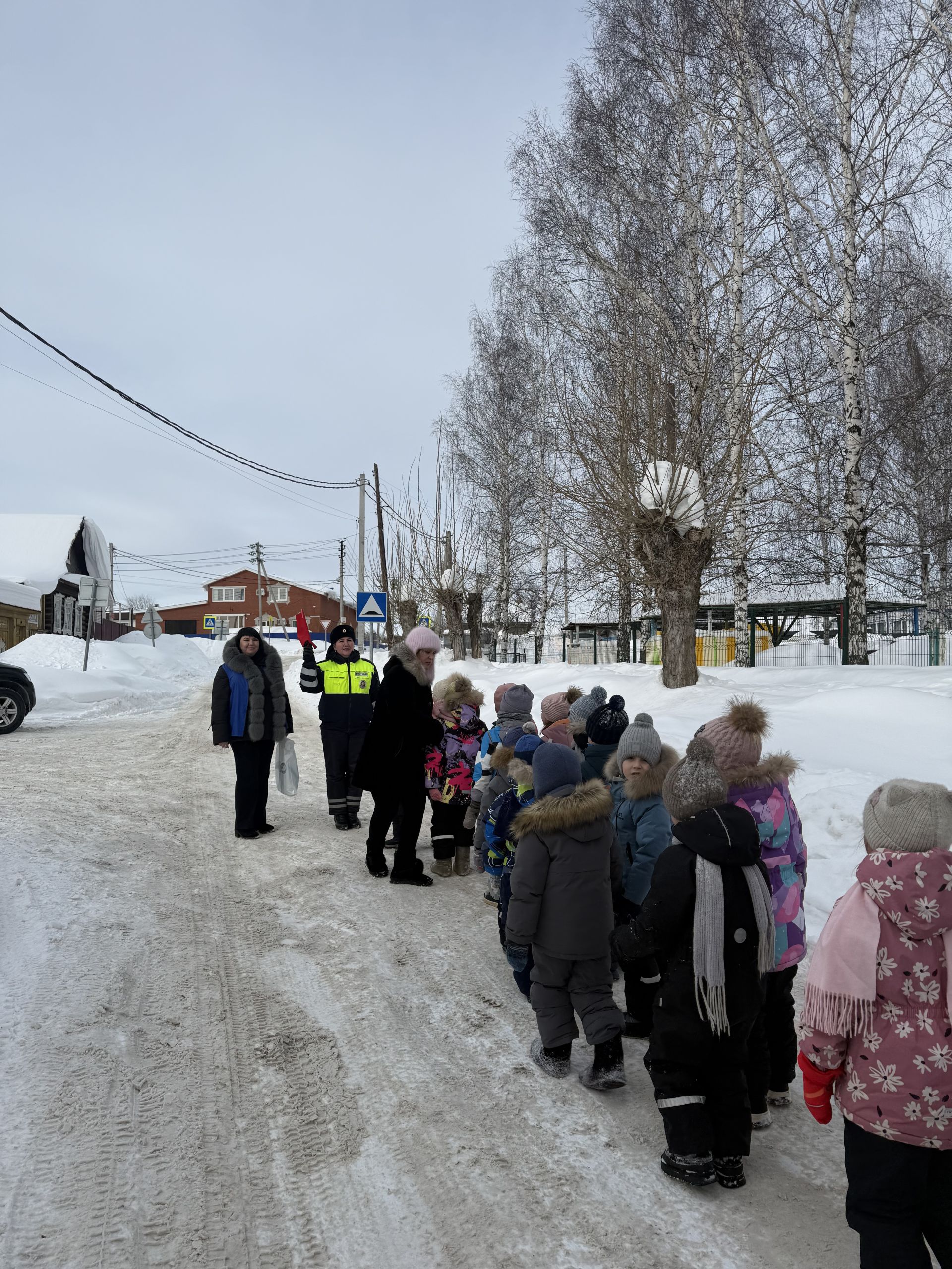В Агрызе малыши стали участниками пешеходной экскурсии по правилам дорожного движения