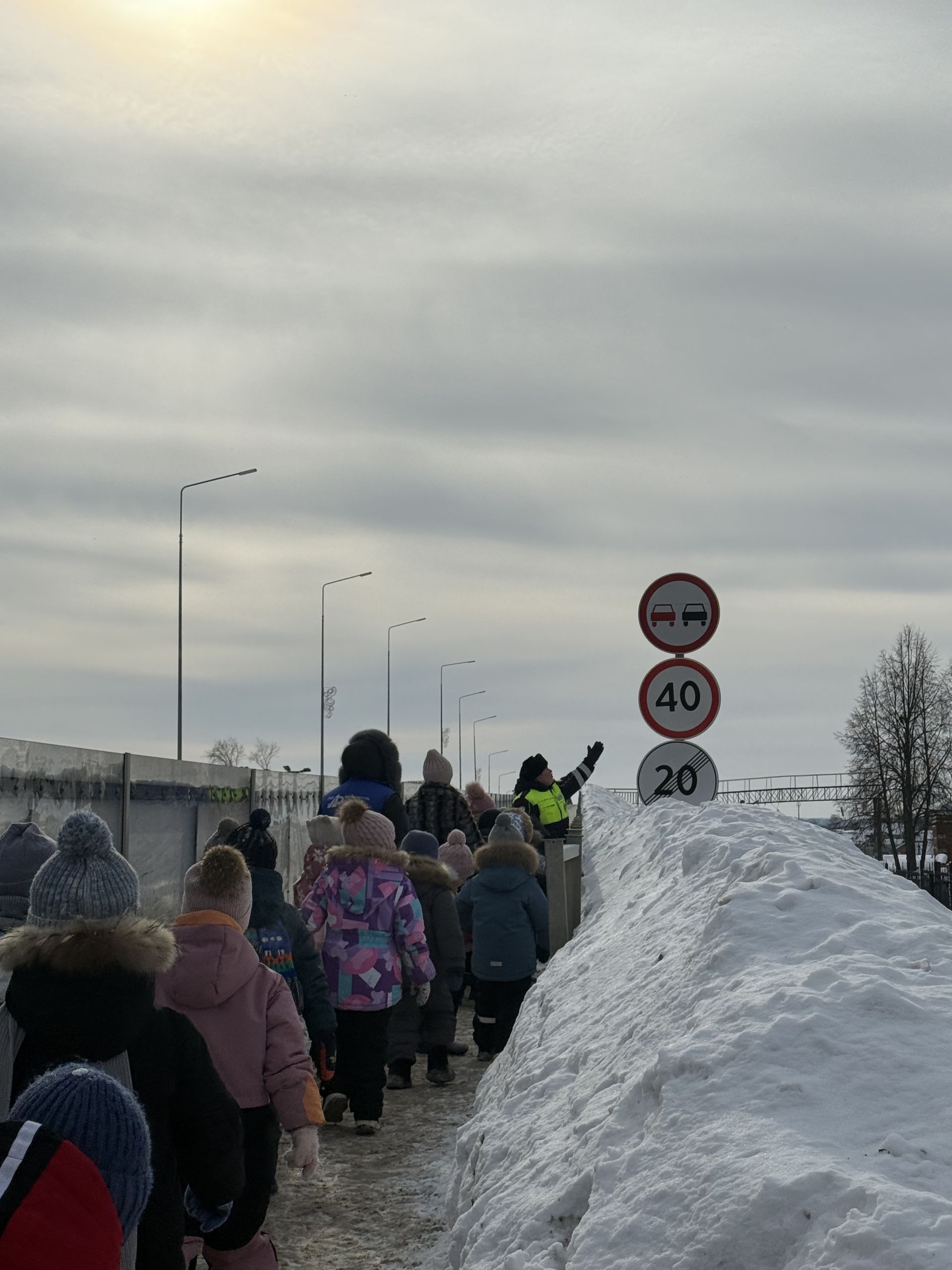 В Агрызе малыши стали участниками пешеходной экскурсии по правилам дорожного движения