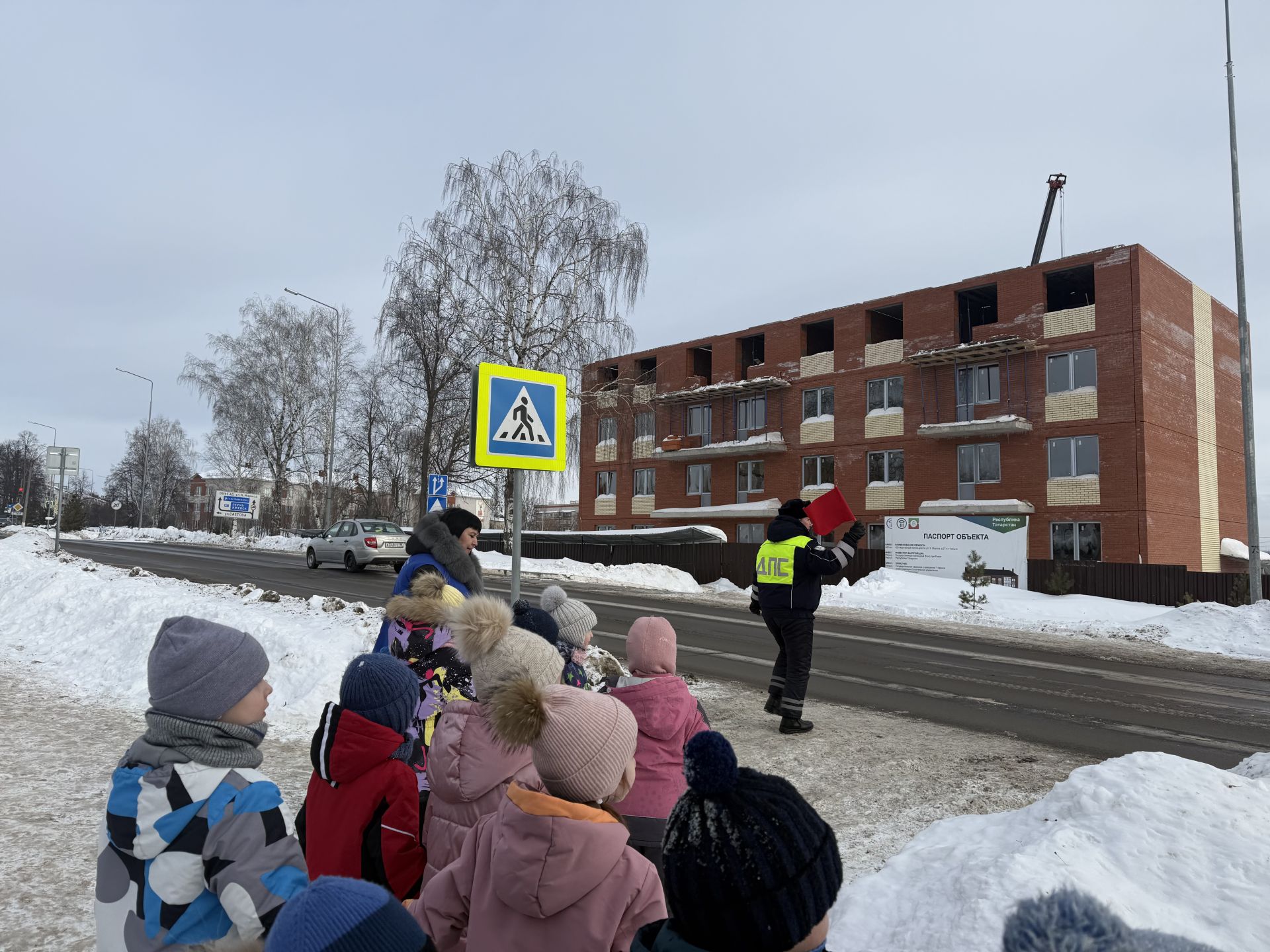 В Агрызе малыши стали участниками пешеходной экскурсии по правилам дорожного движения