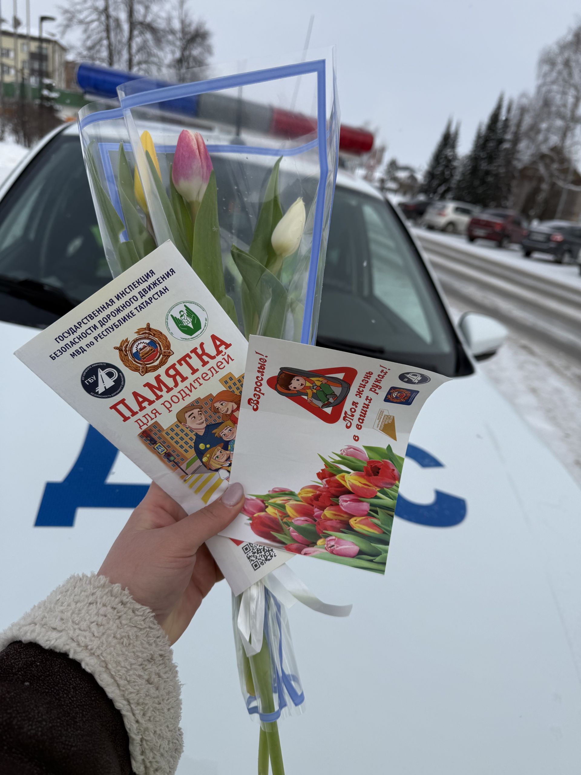 В Агрызе прошла акция «Цветы для автоледи»