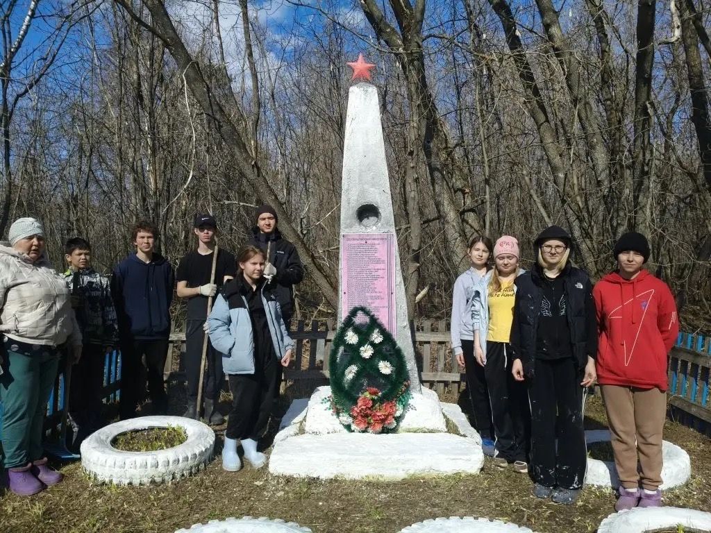 Члены Движения Первых и юнармейцы Агрызского района провели благоустройство памятников