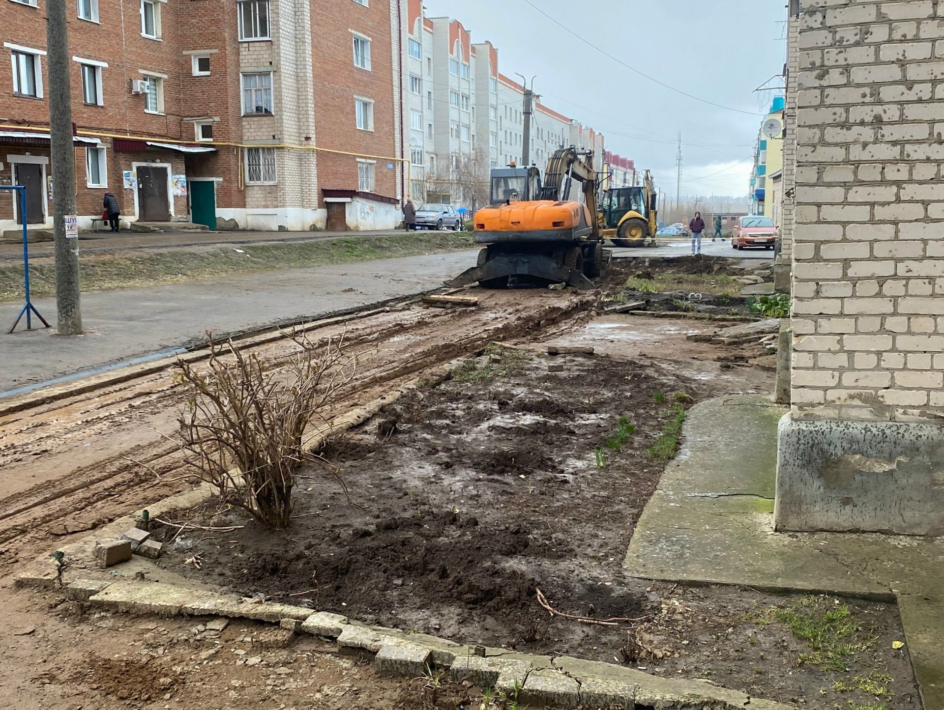 В Агрызском районе начались работы по благоустройству дворов в рамках программы «Наш двор»