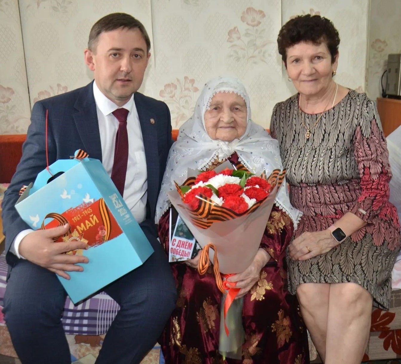 Праздничные подарки ветеранам