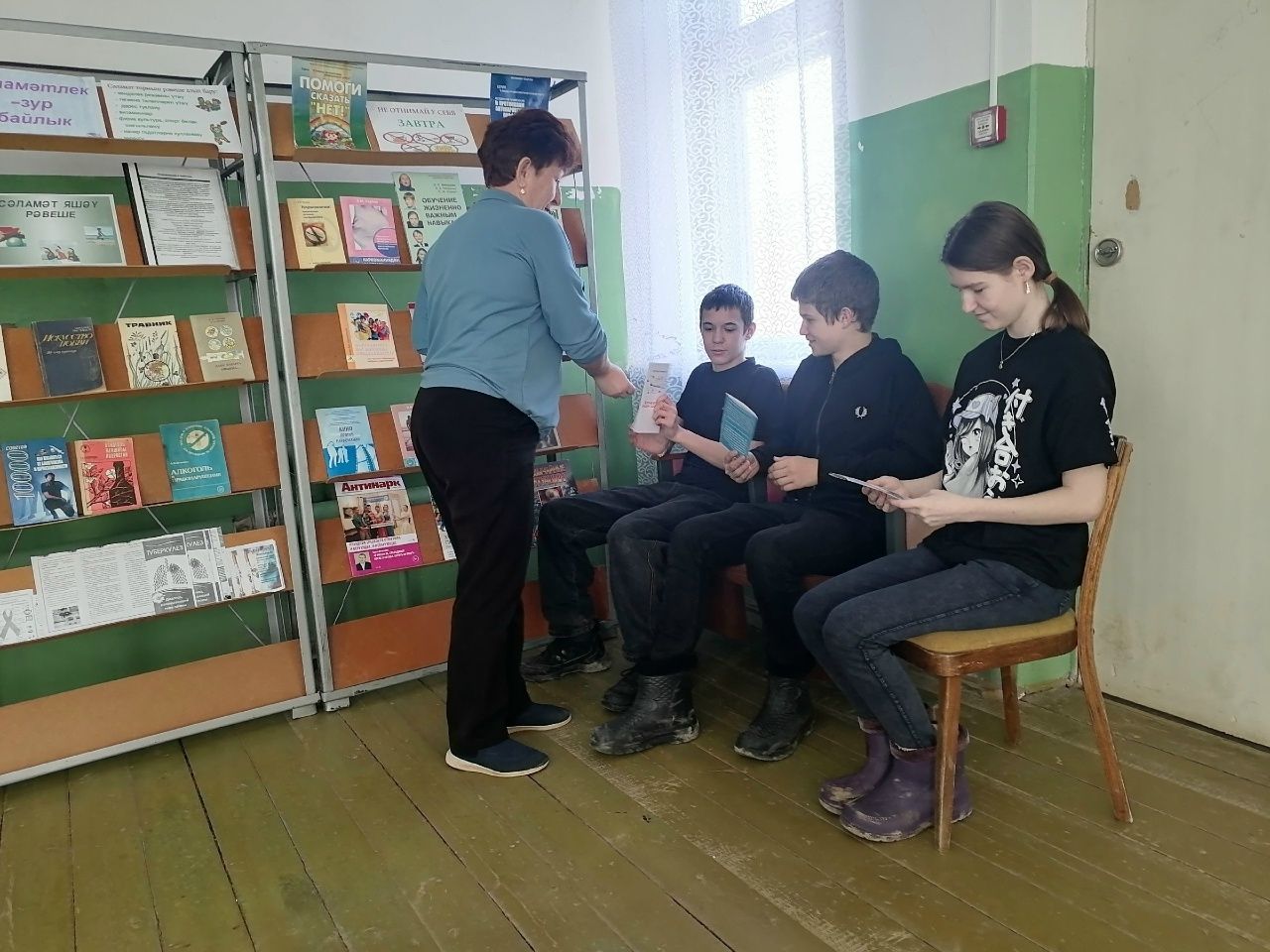 В Табарлинской сельской библиотеке состоялась беседа «Наркотики и наркомания: опасный круг»
