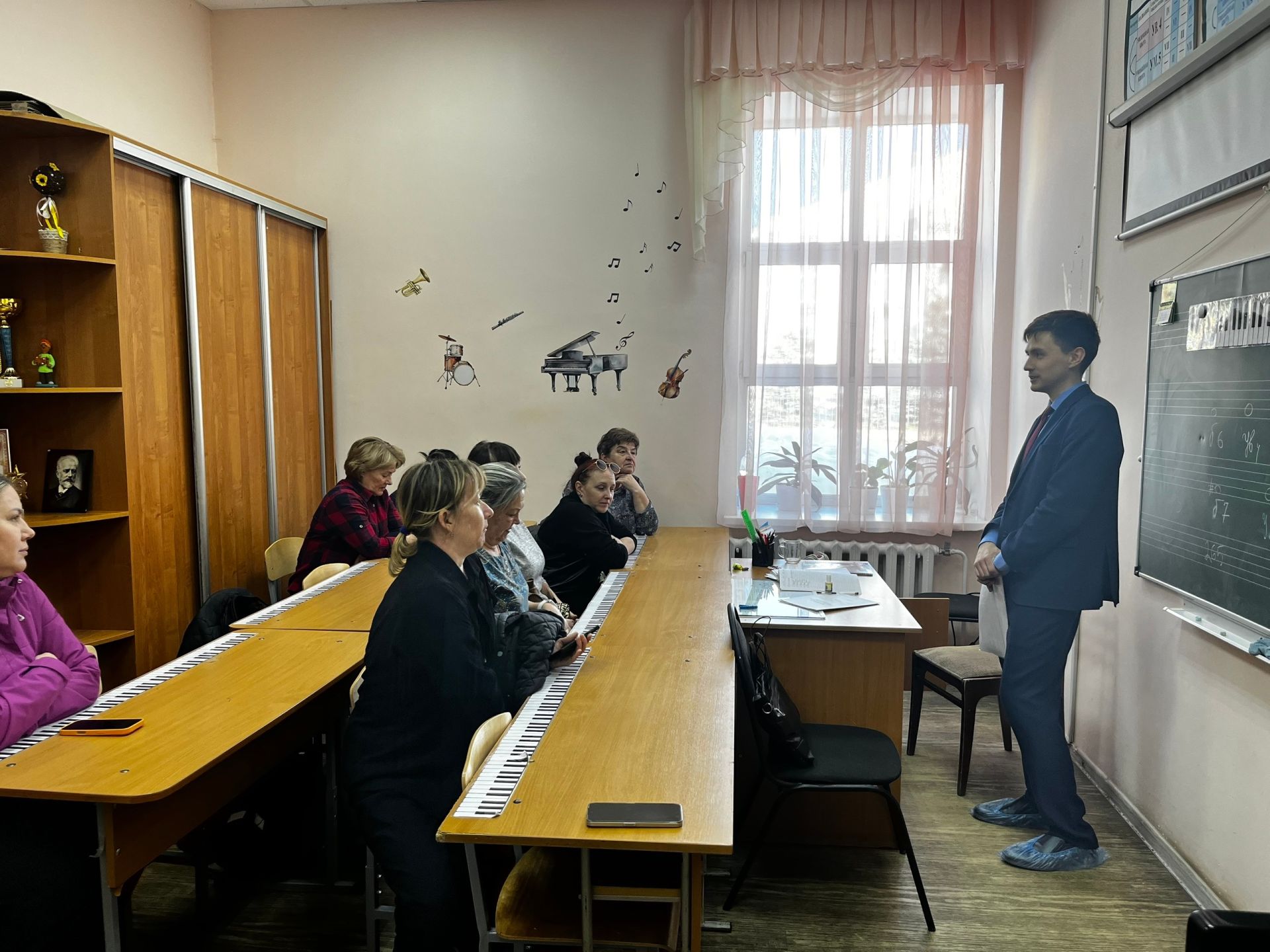 Помощник прокурора Агрызского района провел беседу с педагогами о мошенничестве