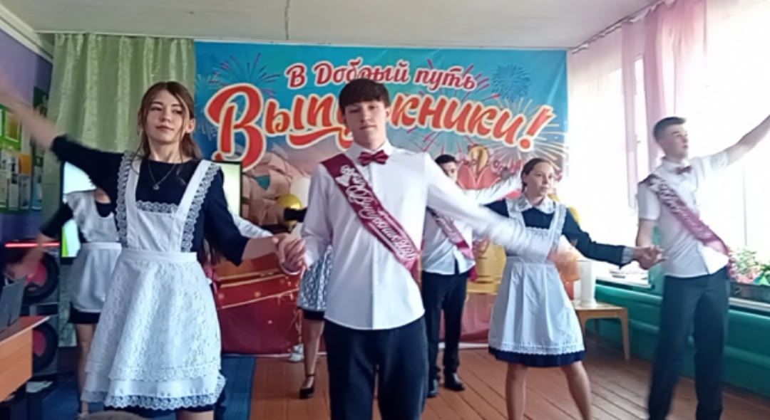 Последний звонок в школах Агрызского района: детство провожают, но будущее встречают