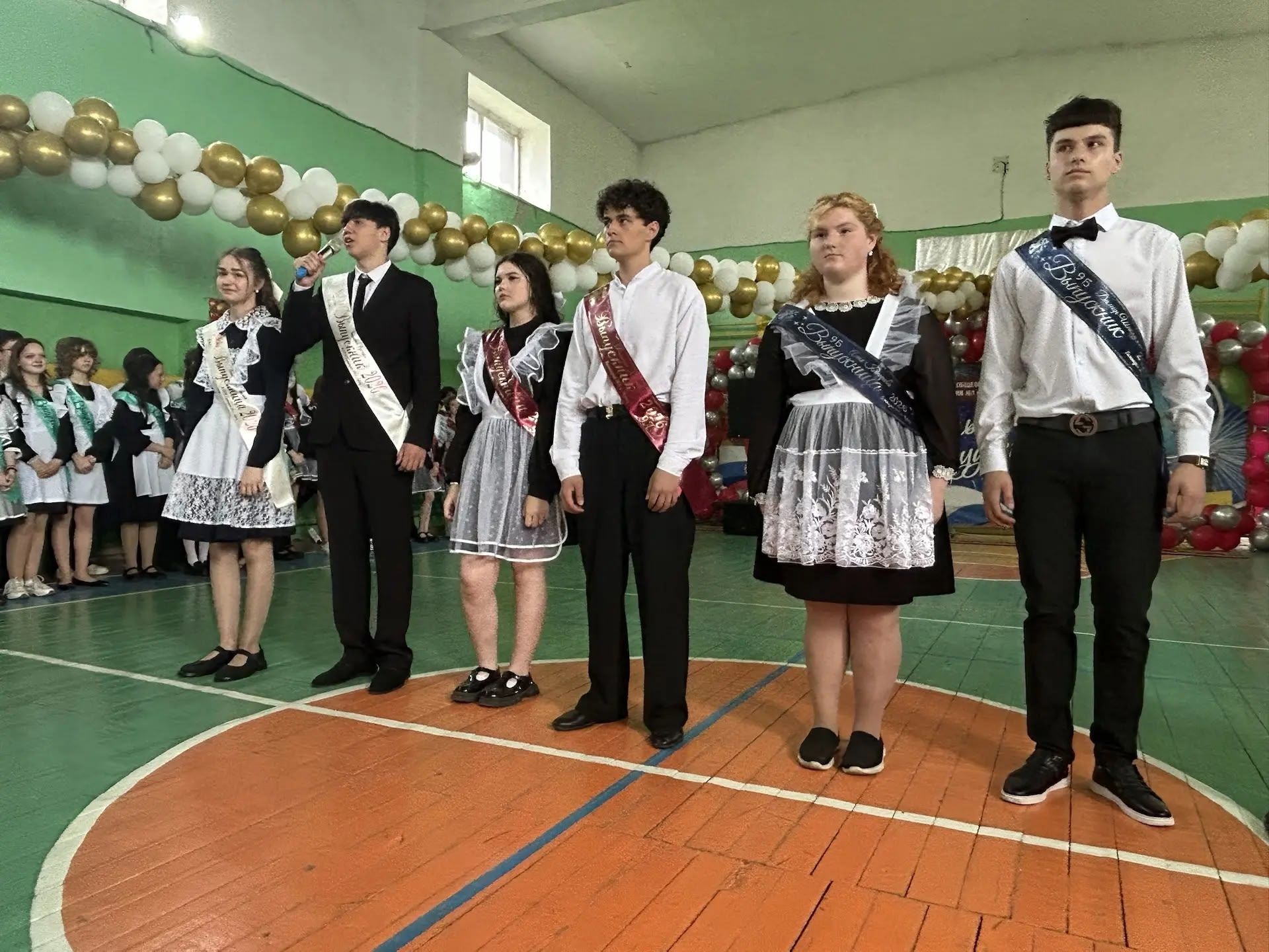 Последний звонок в гимназии №1: выпускники и педагоги прощаются со старыми стенами