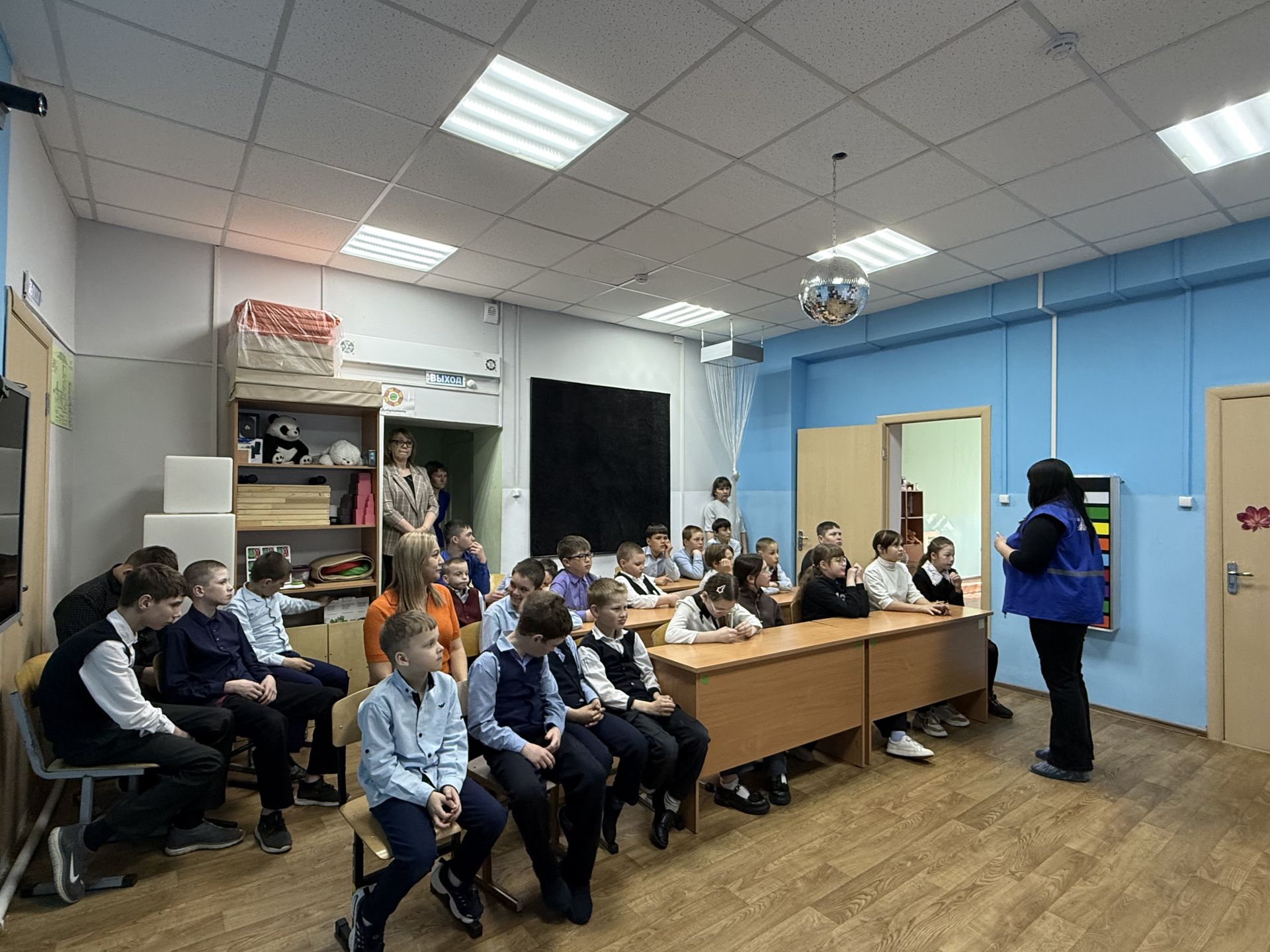 В Агрызской школе-интернате прошло занятие по безопасности дорожного движения