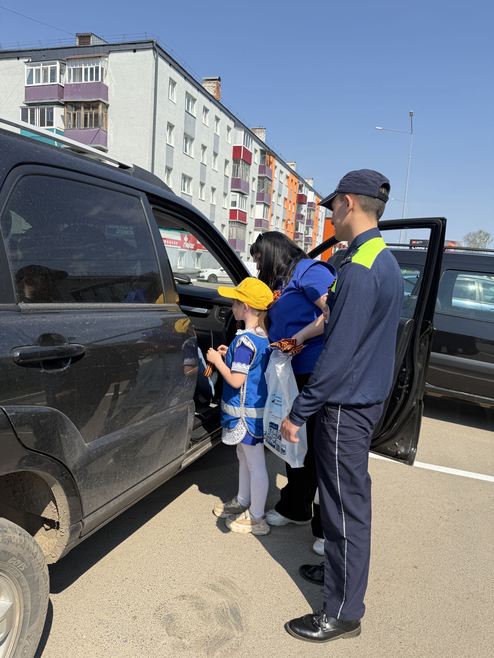 В Агрызском районе сотрудники ГИБДД и юные инспекторы движения провели акцию «Георгиевская лента – символ Победы»