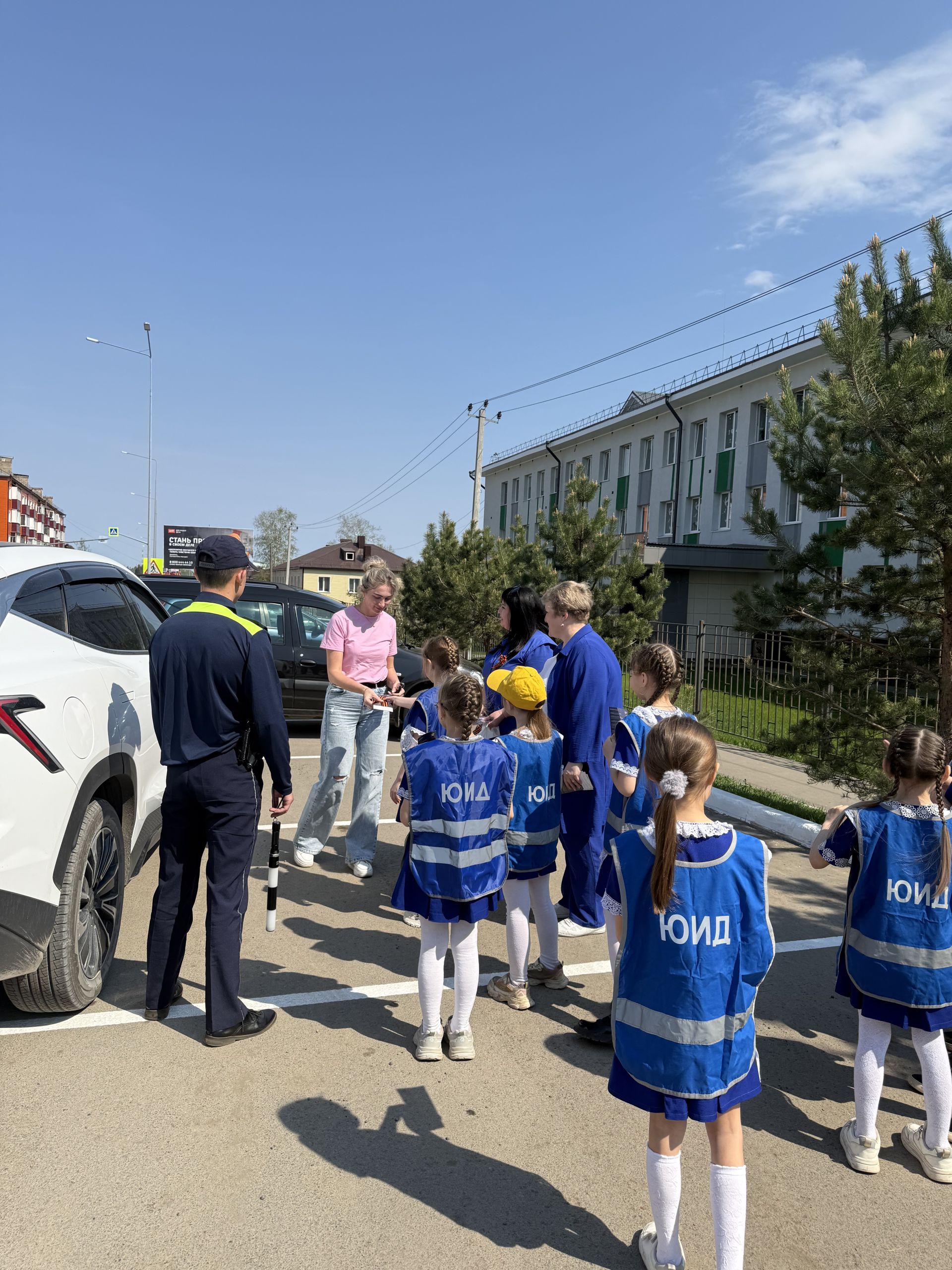 В Агрызском районе сотрудники ГИБДД и юные инспекторы движения провели акцию «Георгиевская лента – символ Победы»