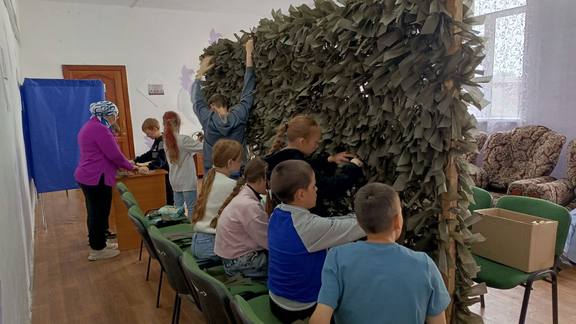 В лагере «Дружба» плетут маскировочные сети для участников СВО