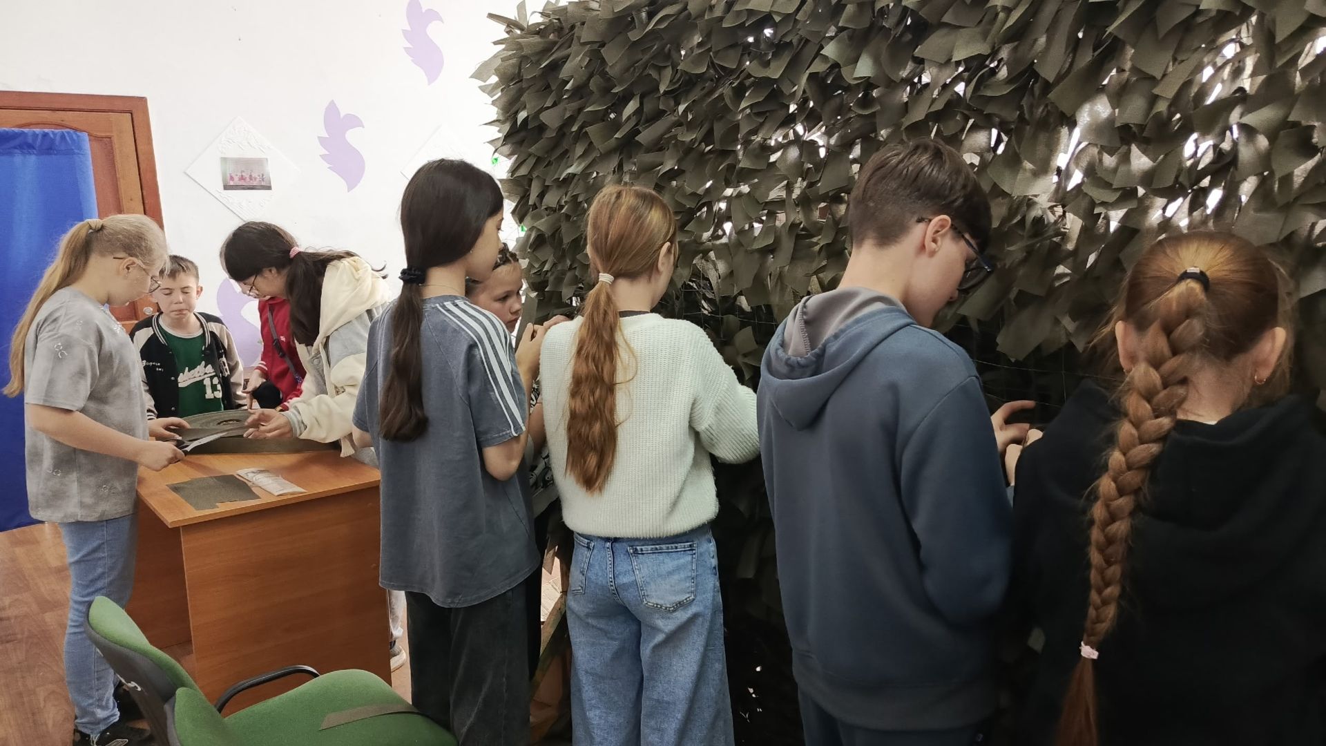 В лагере «Дружба» плетут маскировочные сети для участников СВО