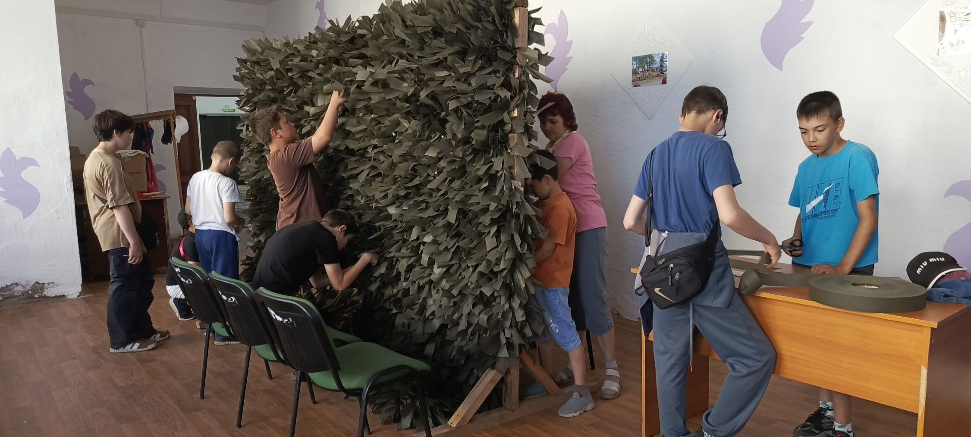 В лагере «Дружба» плетут маскировочные сети для участников СВО
