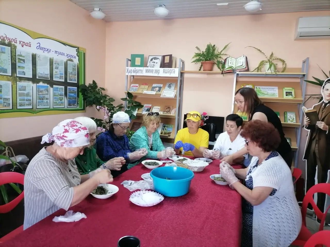 Участники «Активного долголетия» приготовили травяные чаи для отправки в зону СВО