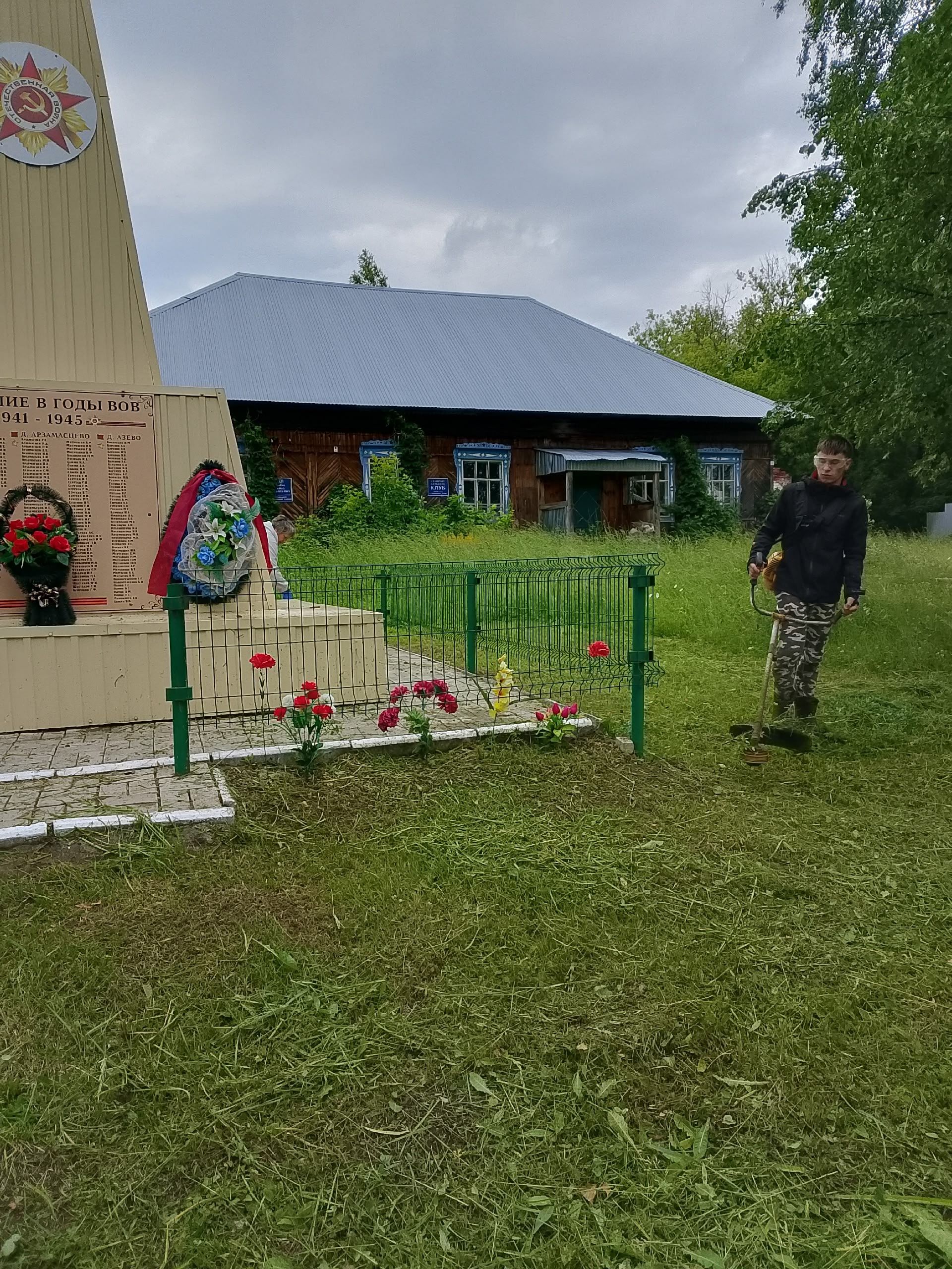 В селе Азево прошел субботник по благоустройству памятника и территории клуба