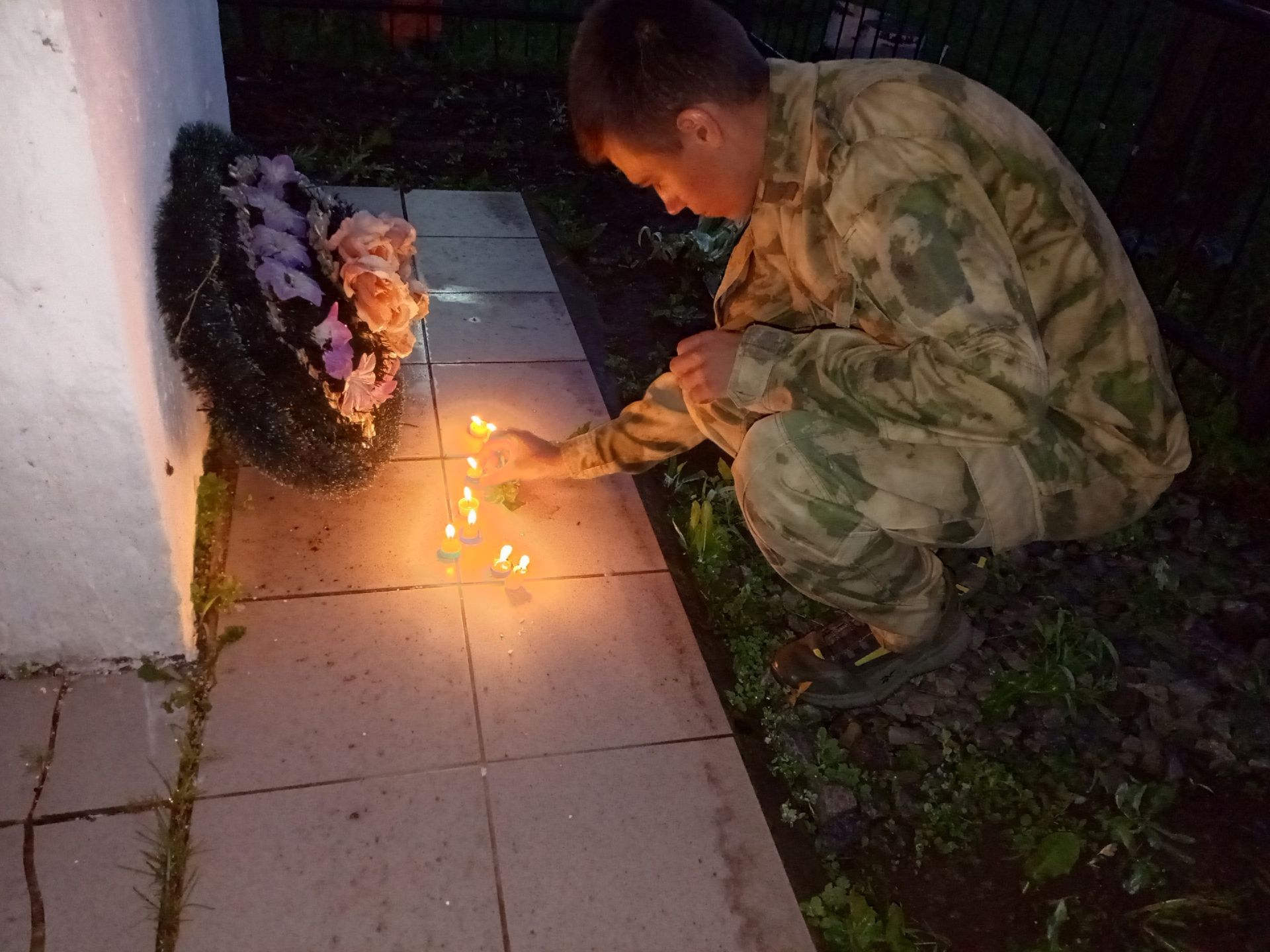 В День памяти и скорби в Янга-Ауле зажгли свечи у памятника