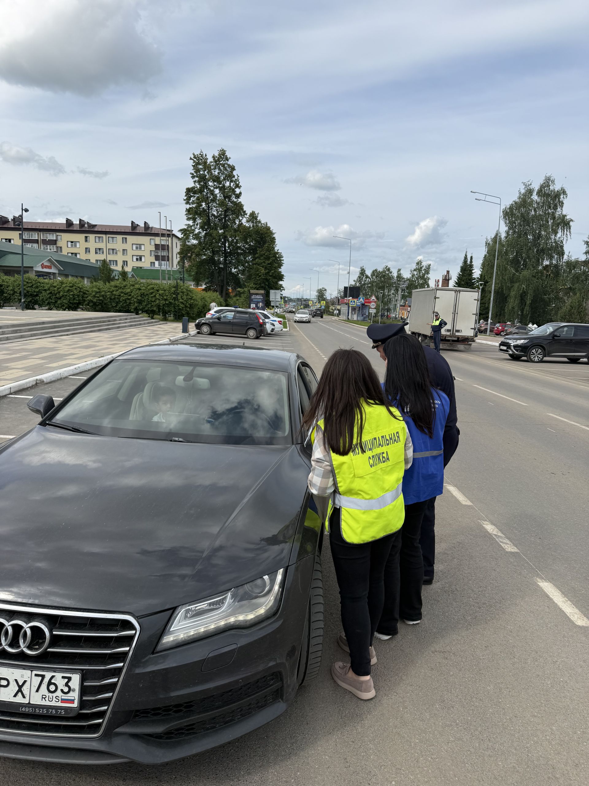 В Агрызе прошла акция «Ребёнок — главный пассажир»: взрослым напомнили о безопасности детей в автомобиле