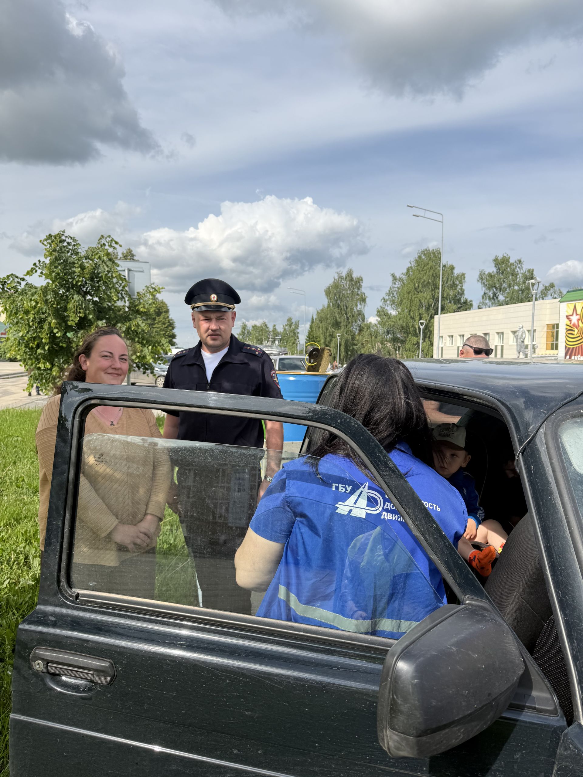 В Агрызе прошла акция «Ребёнок — главный пассажир»: взрослым напомнили о безопасности детей в автомобиле