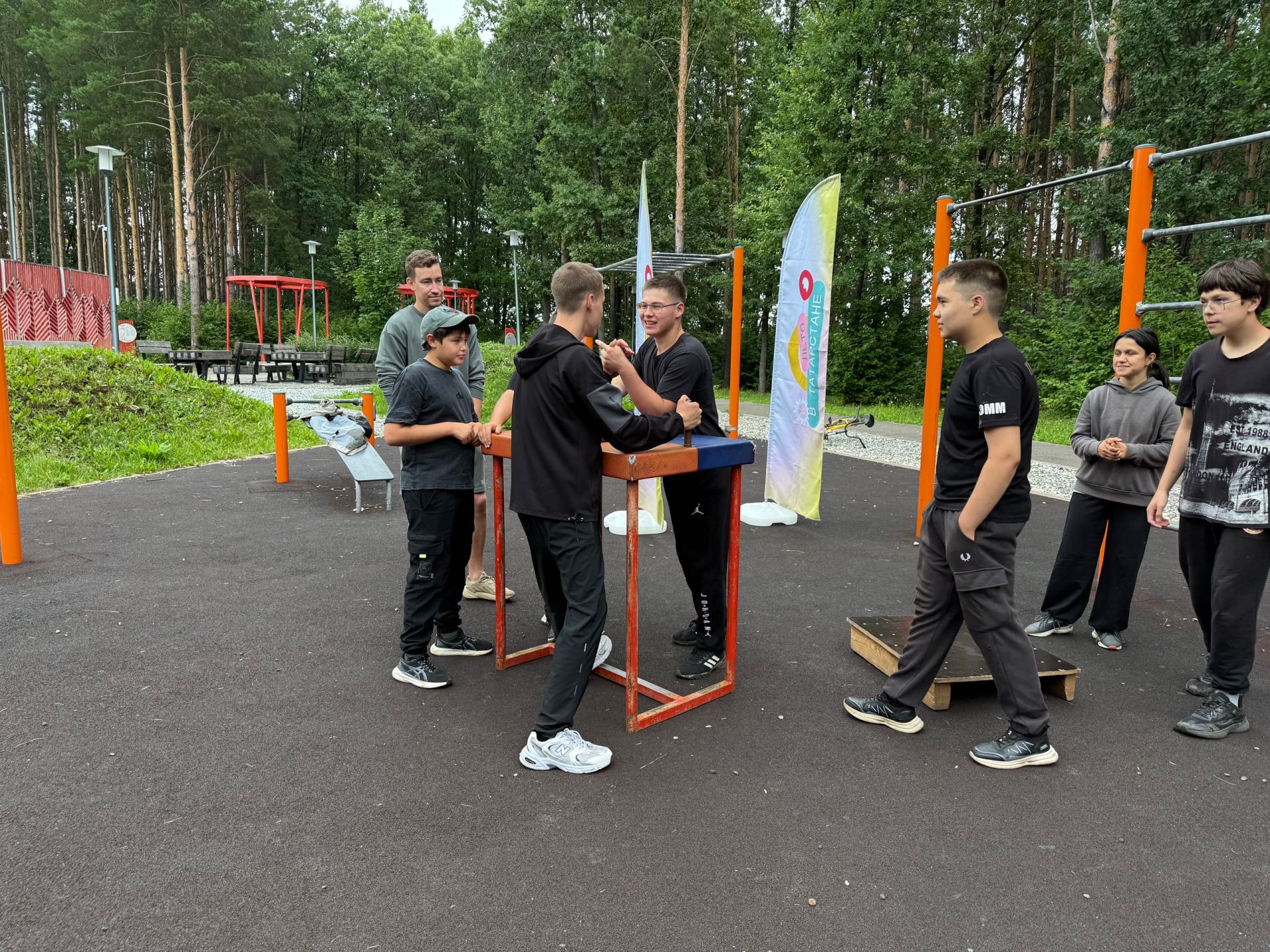 В парке «Орешник» прошла тренировка по армрестлингу