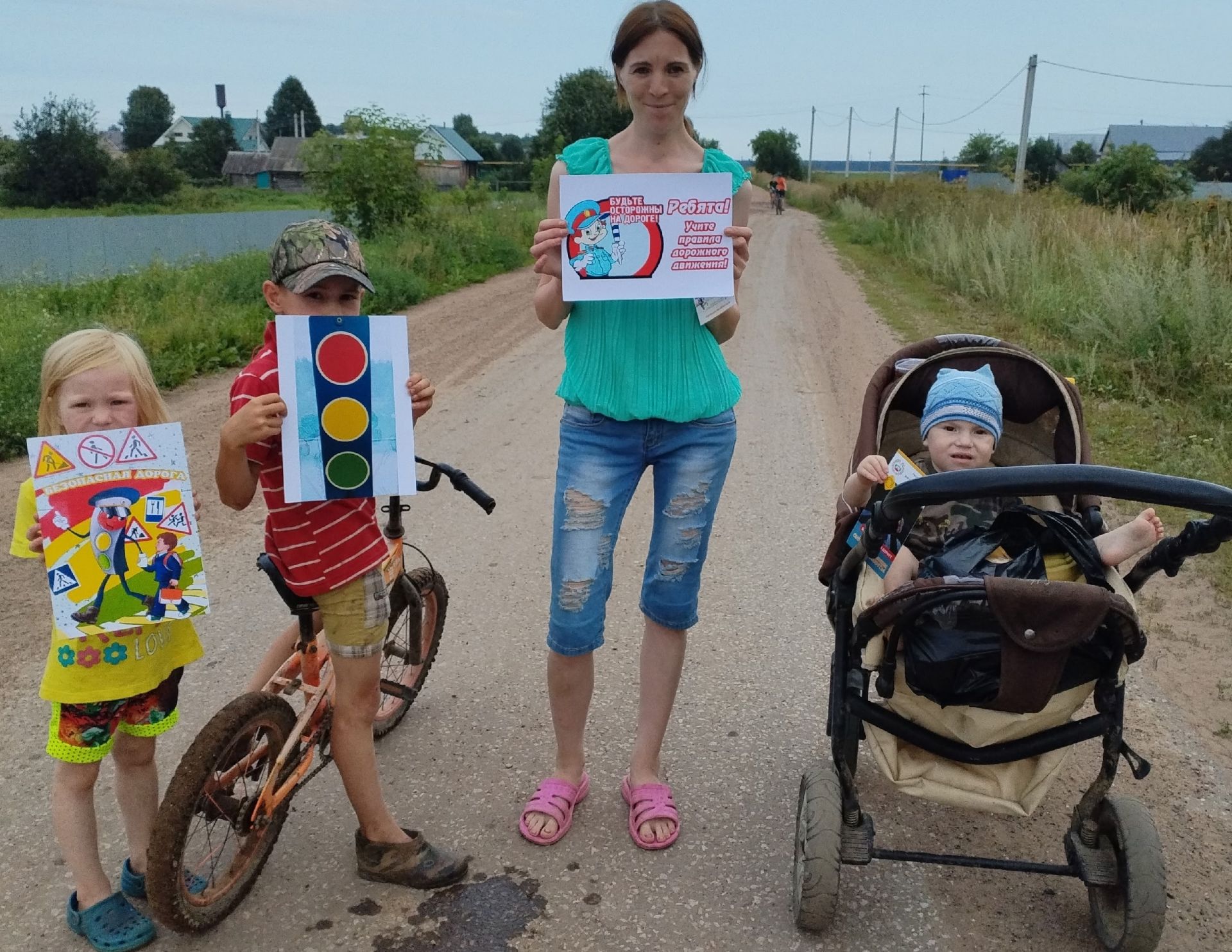 Салагыш китапханәсе мөдире Раилә Тимофеева балаларга юлда йөргәндә кагыйдәләрне искәртте