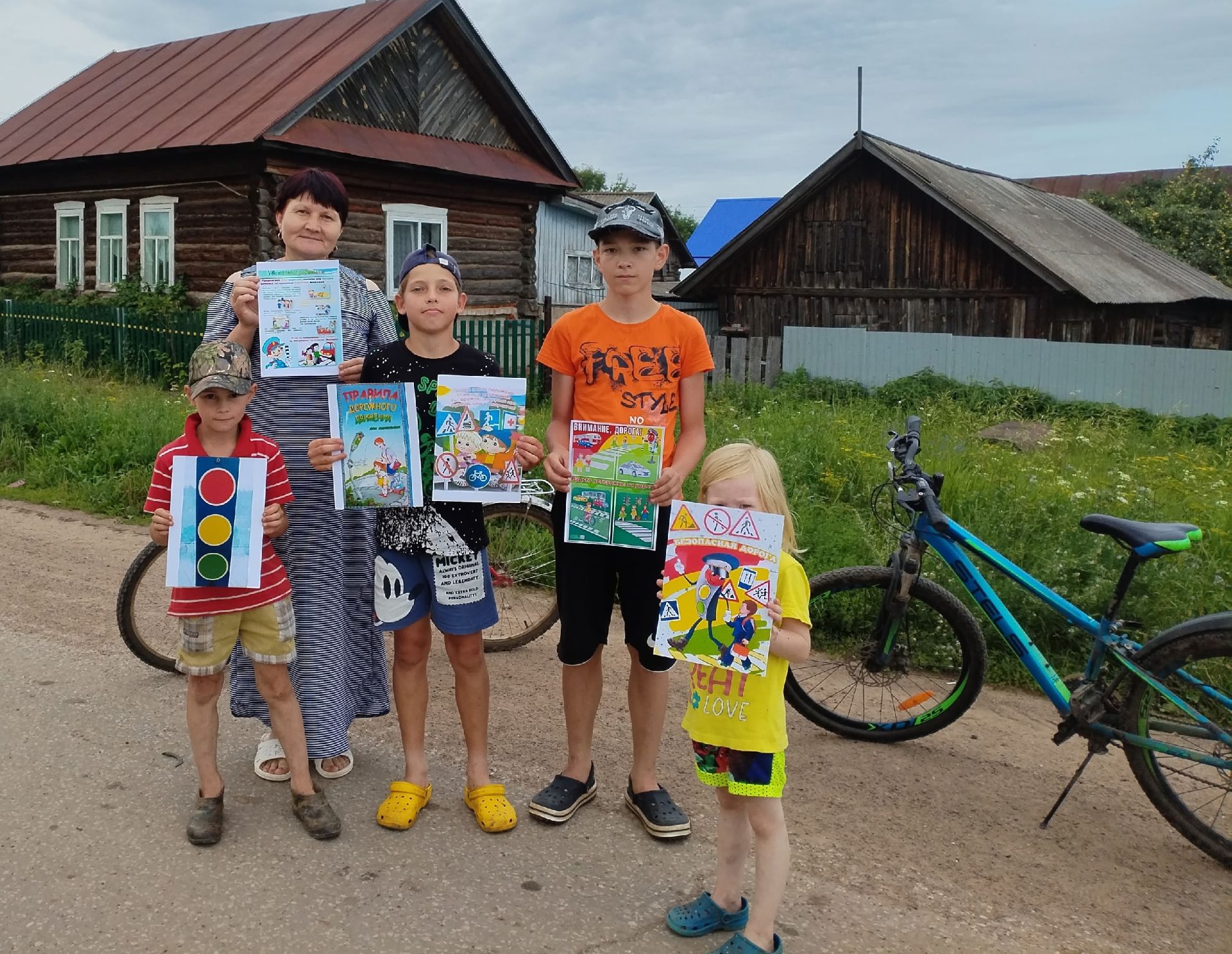 Салагыш китапханәсе мөдире Раилә Тимофеева балаларга юлда йөргәндә кагыйдәләрне искәртте