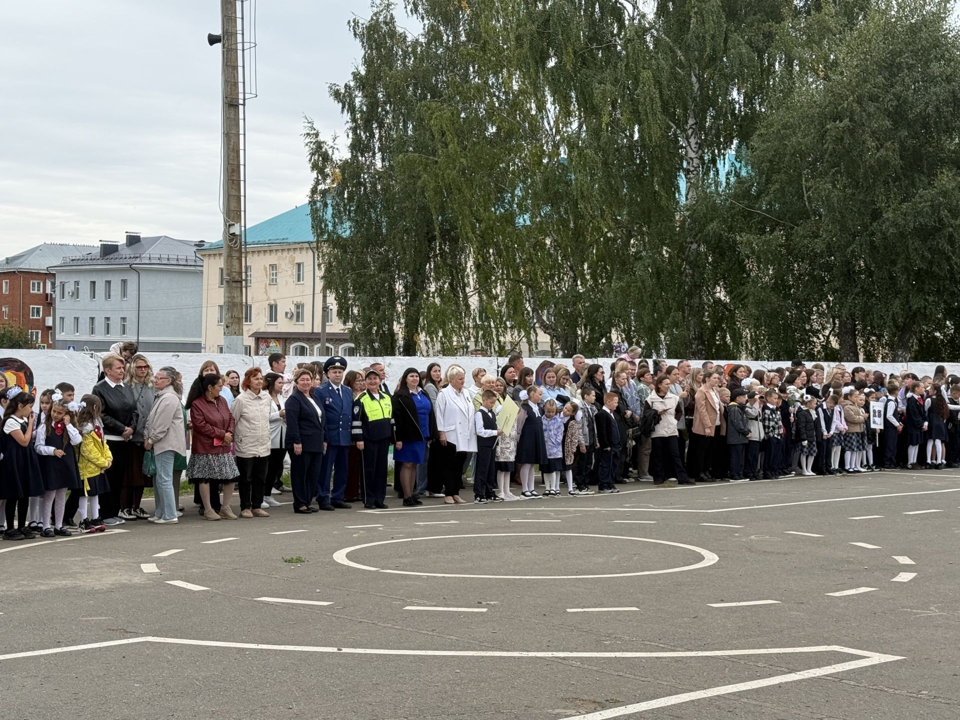 В школе № 4 во время торжественной линейки прошла акция «Внимание — дети!»