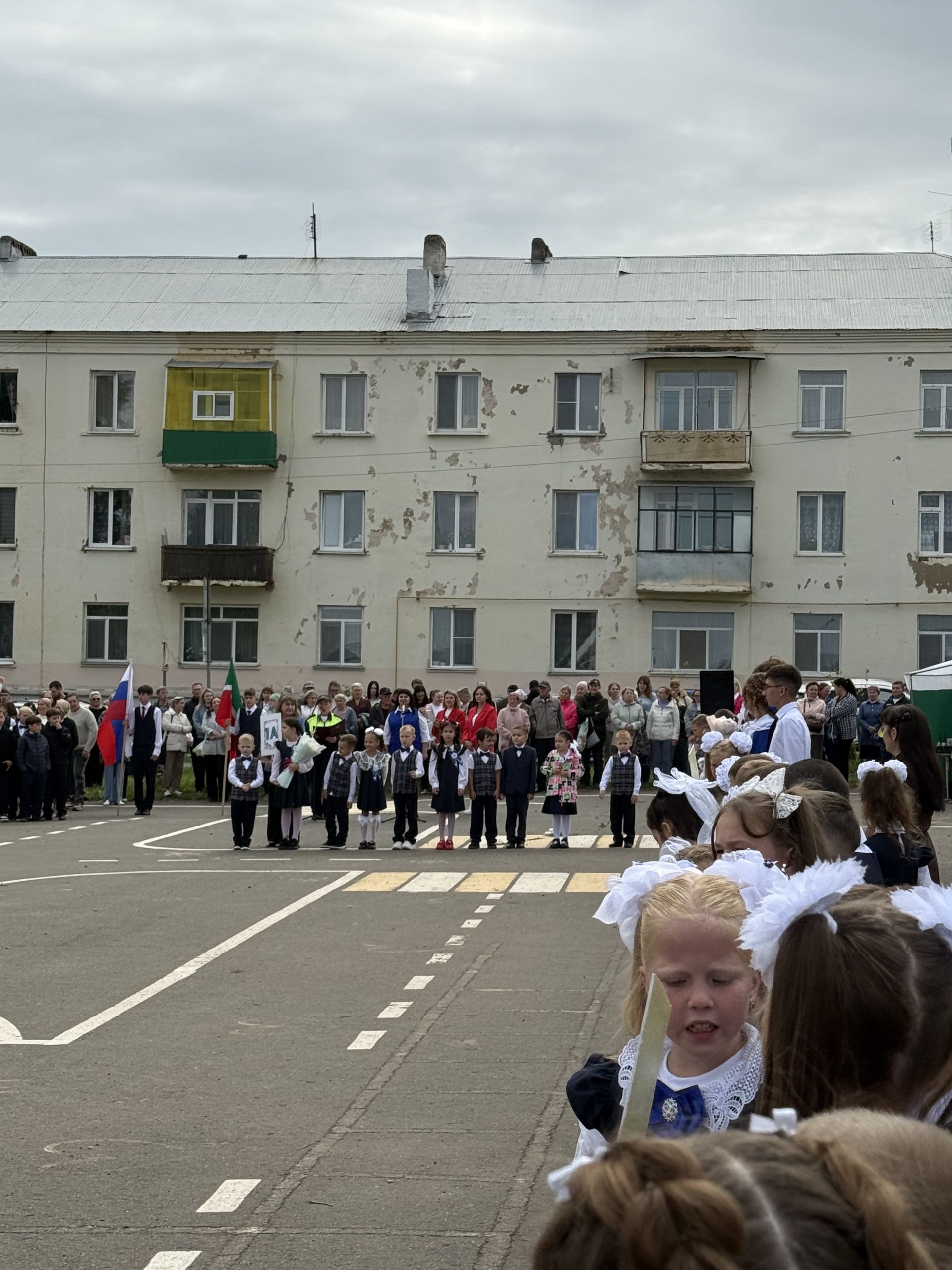В школе № 4 во время торжественной линейки прошла акция «Внимание — дети!»