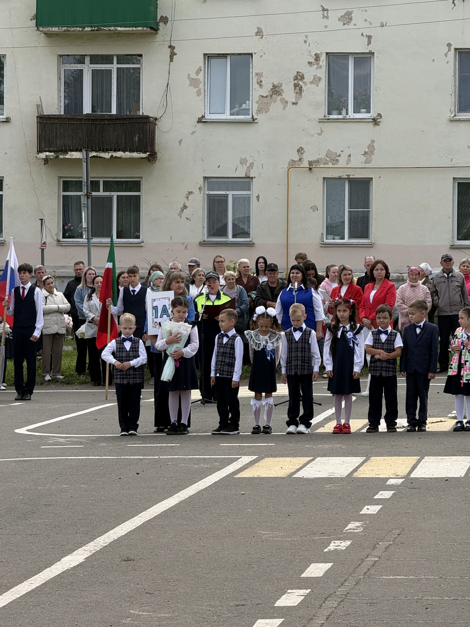 В школе № 4 во время торжественной линейки прошла акция «Внимание — дети!»