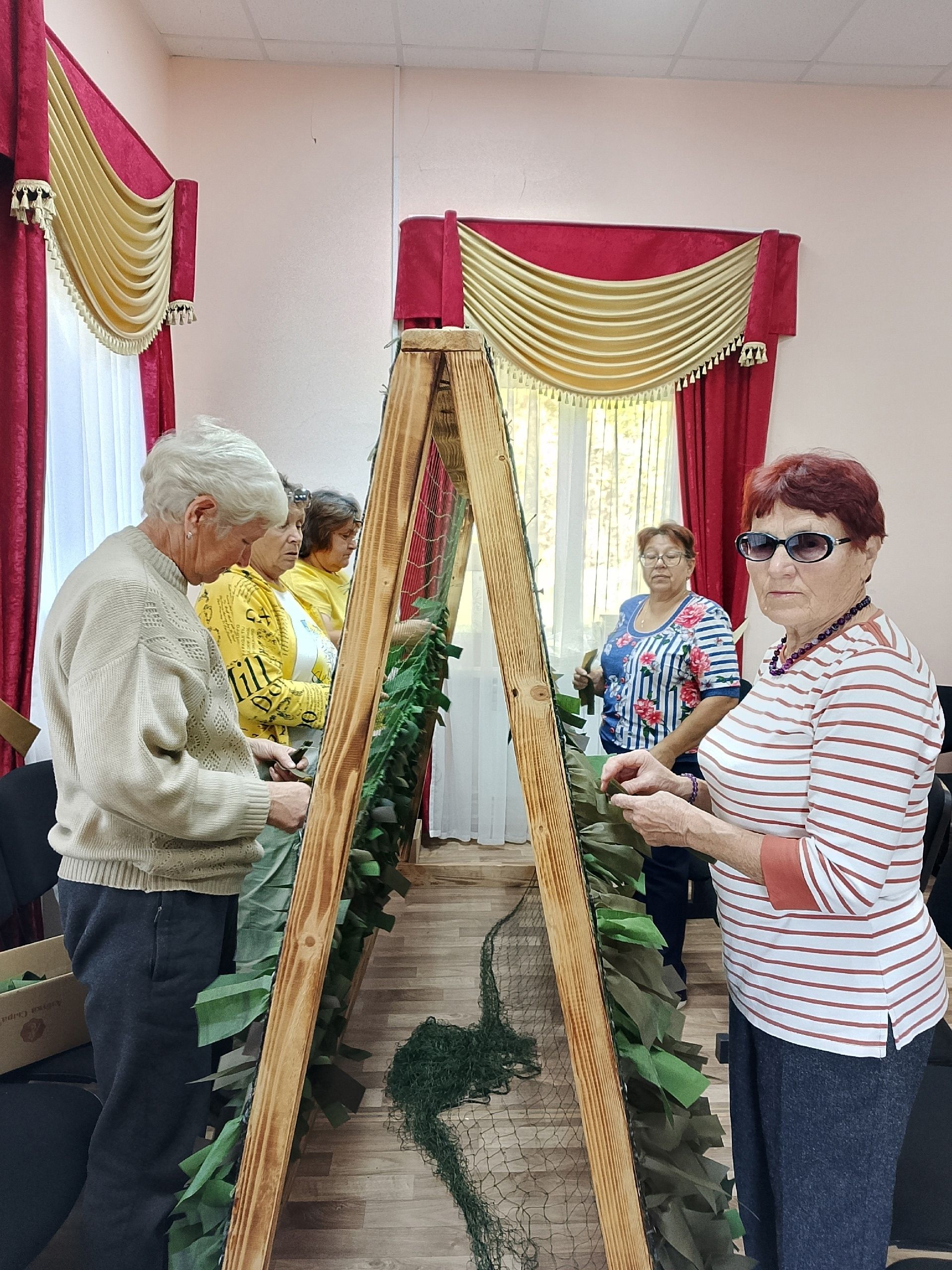 Добровольческая мастерская «СВОими руками» провела плетение маскировочных сетей