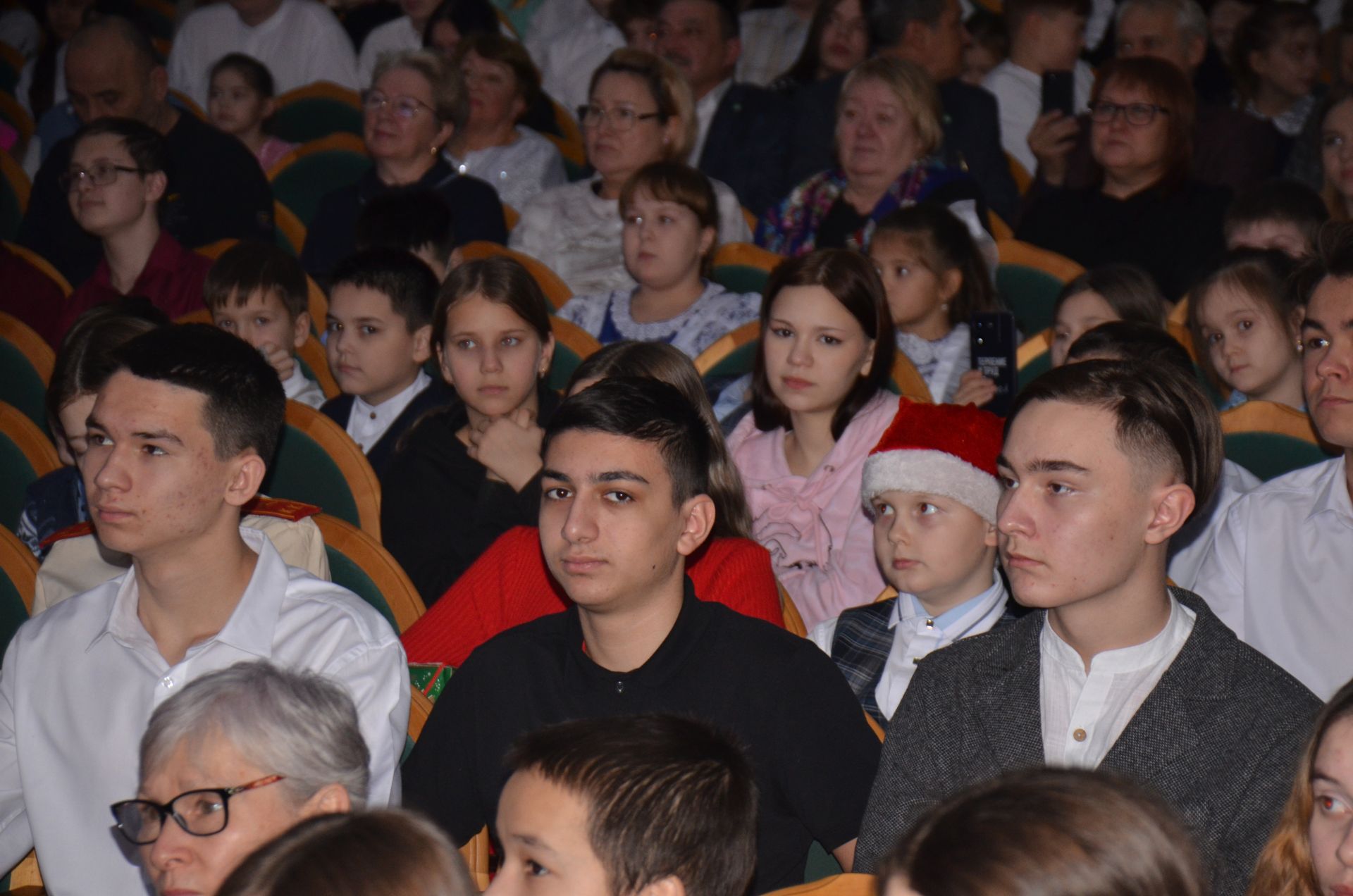 Новогоднее представление «Новогоднее путешествие» для детей Агрызского района