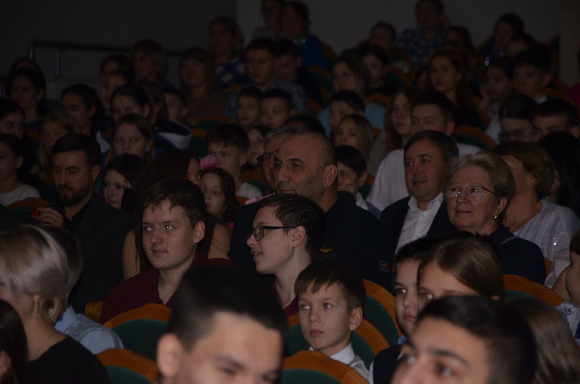 Новогоднее представление «Новогоднее путешествие» для детей Агрызского района