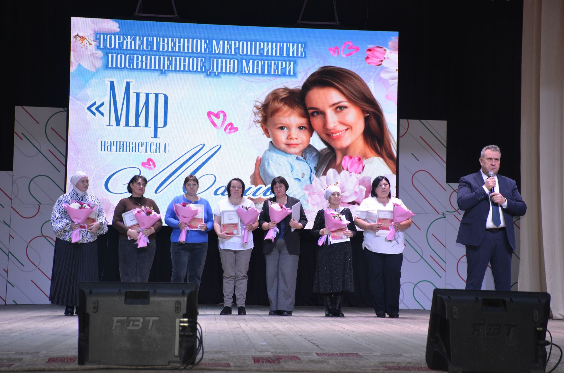 «Сердце мира – в руках матерей»: в Агрызском районе с размахом отметили День матери