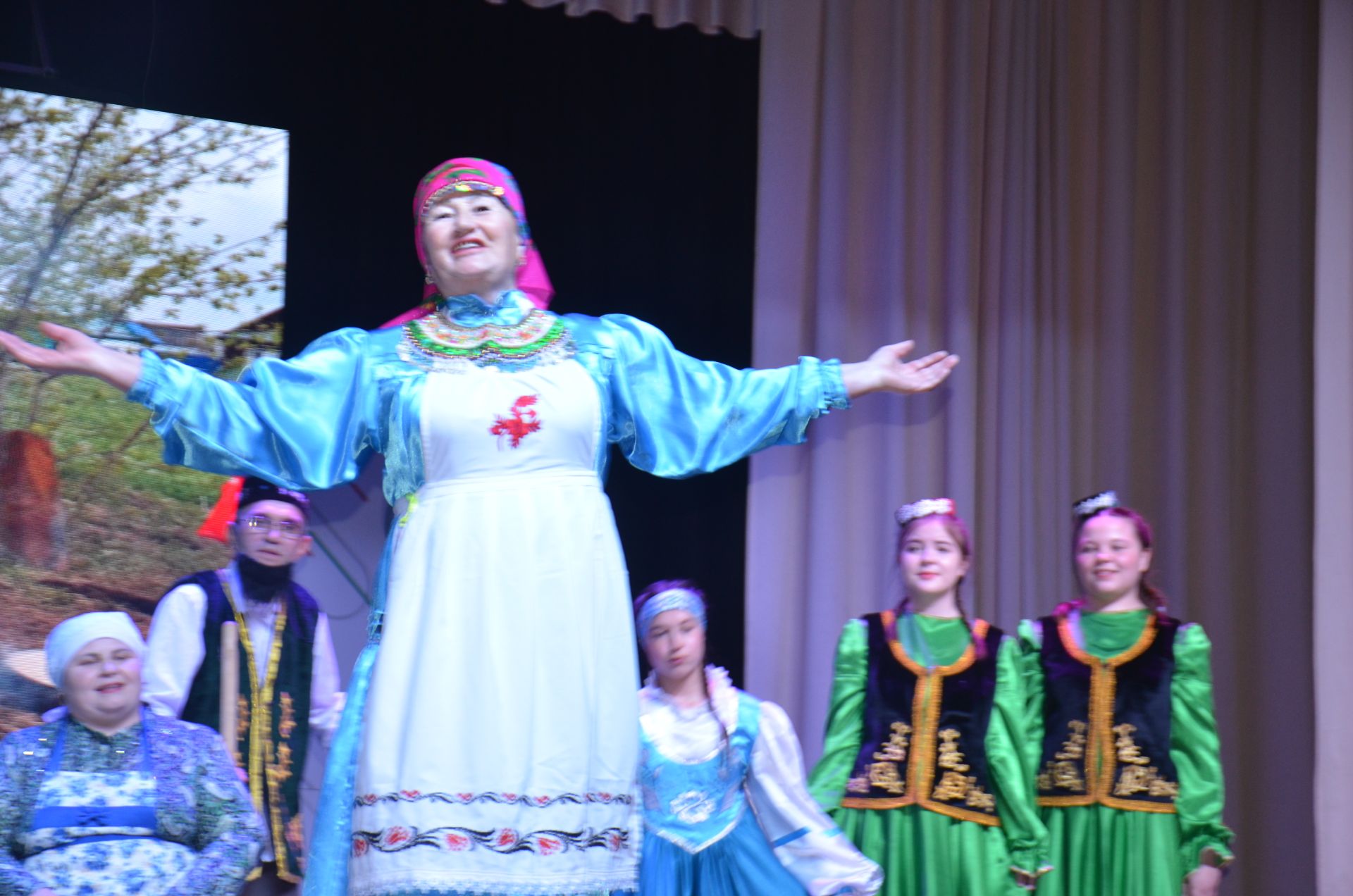 Триумф талантов: в Агрызском районе прошёл гала-концерт «Радуга культур»