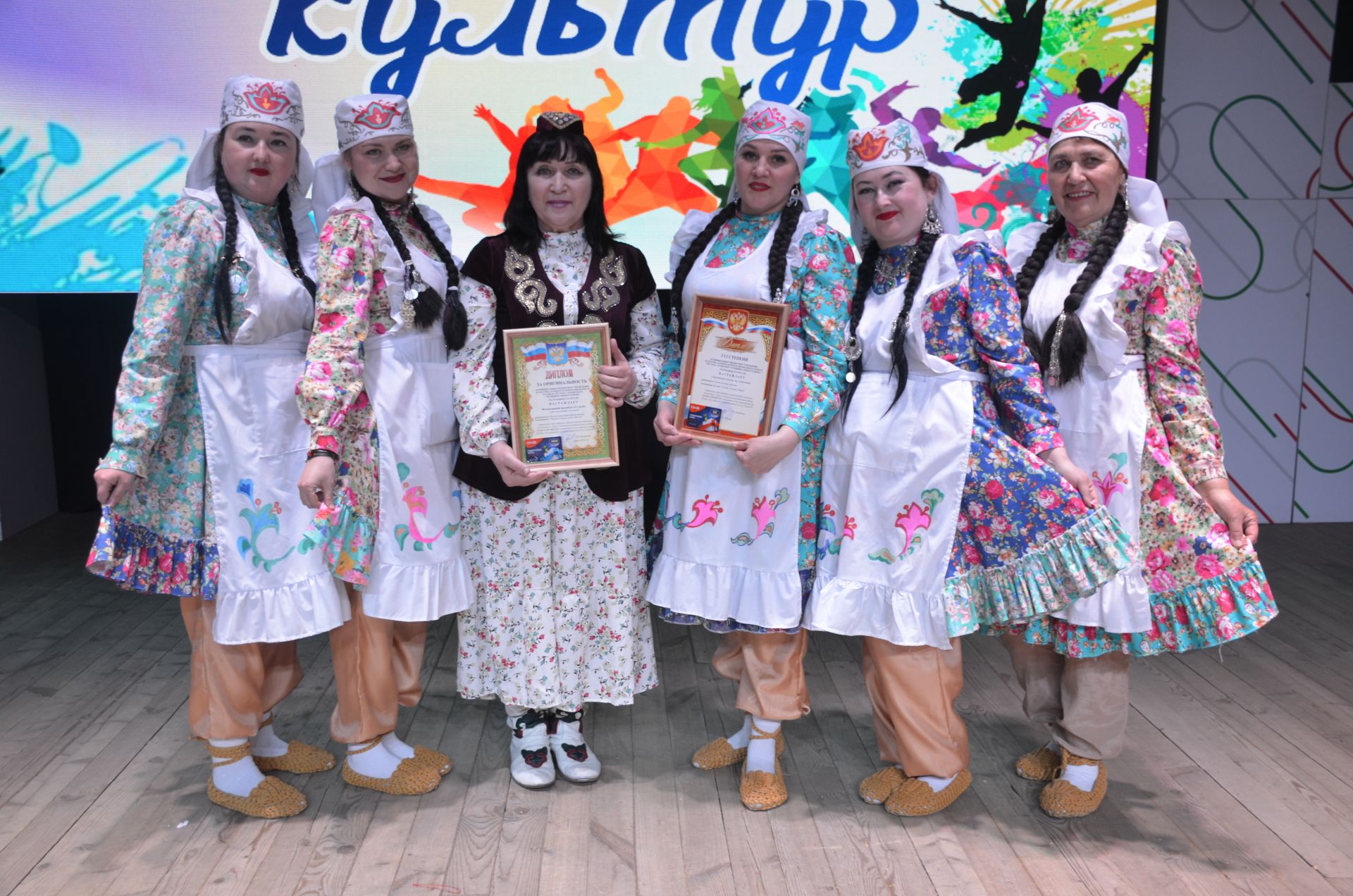 Триумф талантов: в Агрызском районе прошёл гала-концерт «Радуга культур»