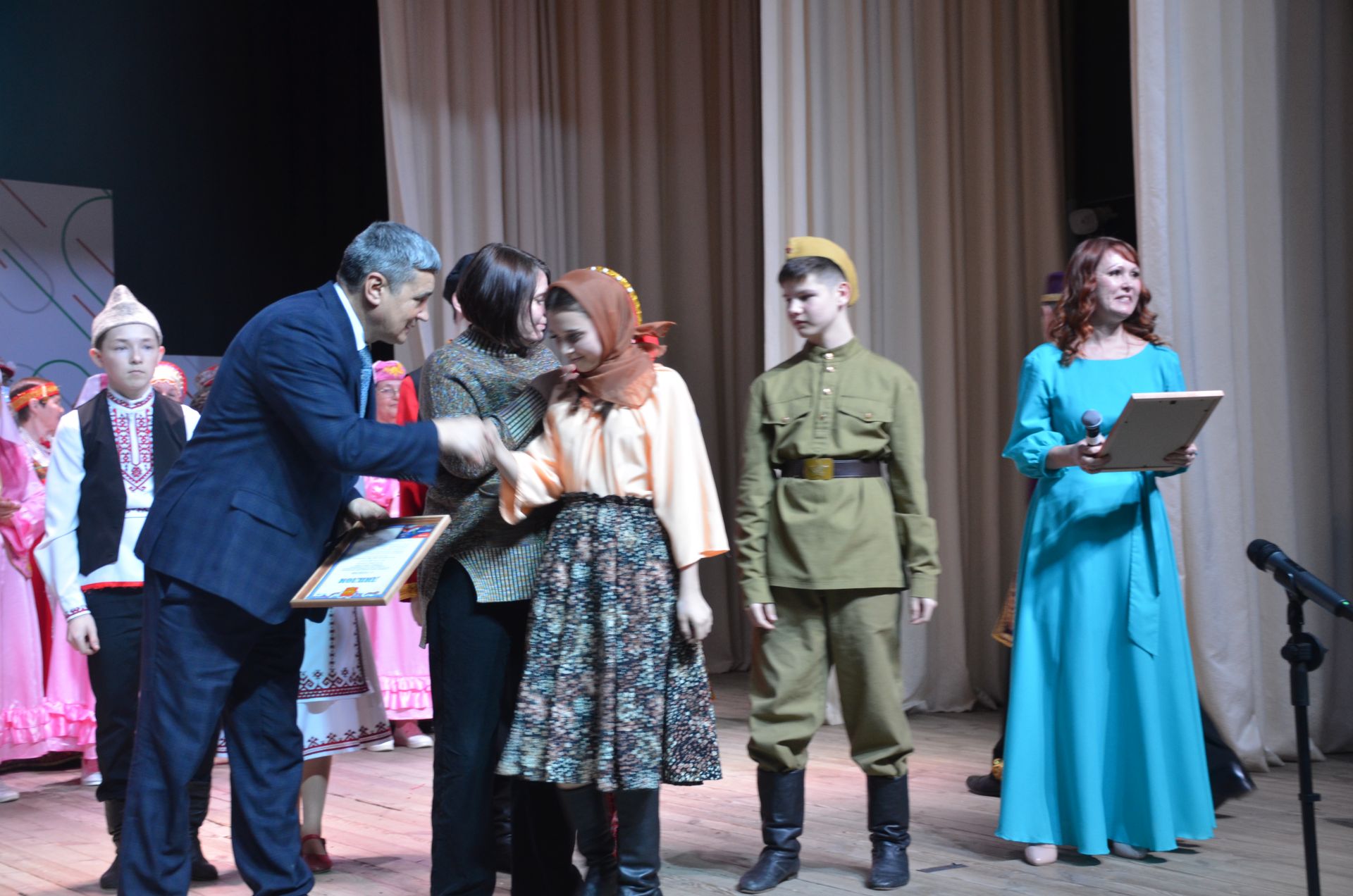 Триумф талантов: в Агрызском районе прошёл гала-концерт «Радуга культур»