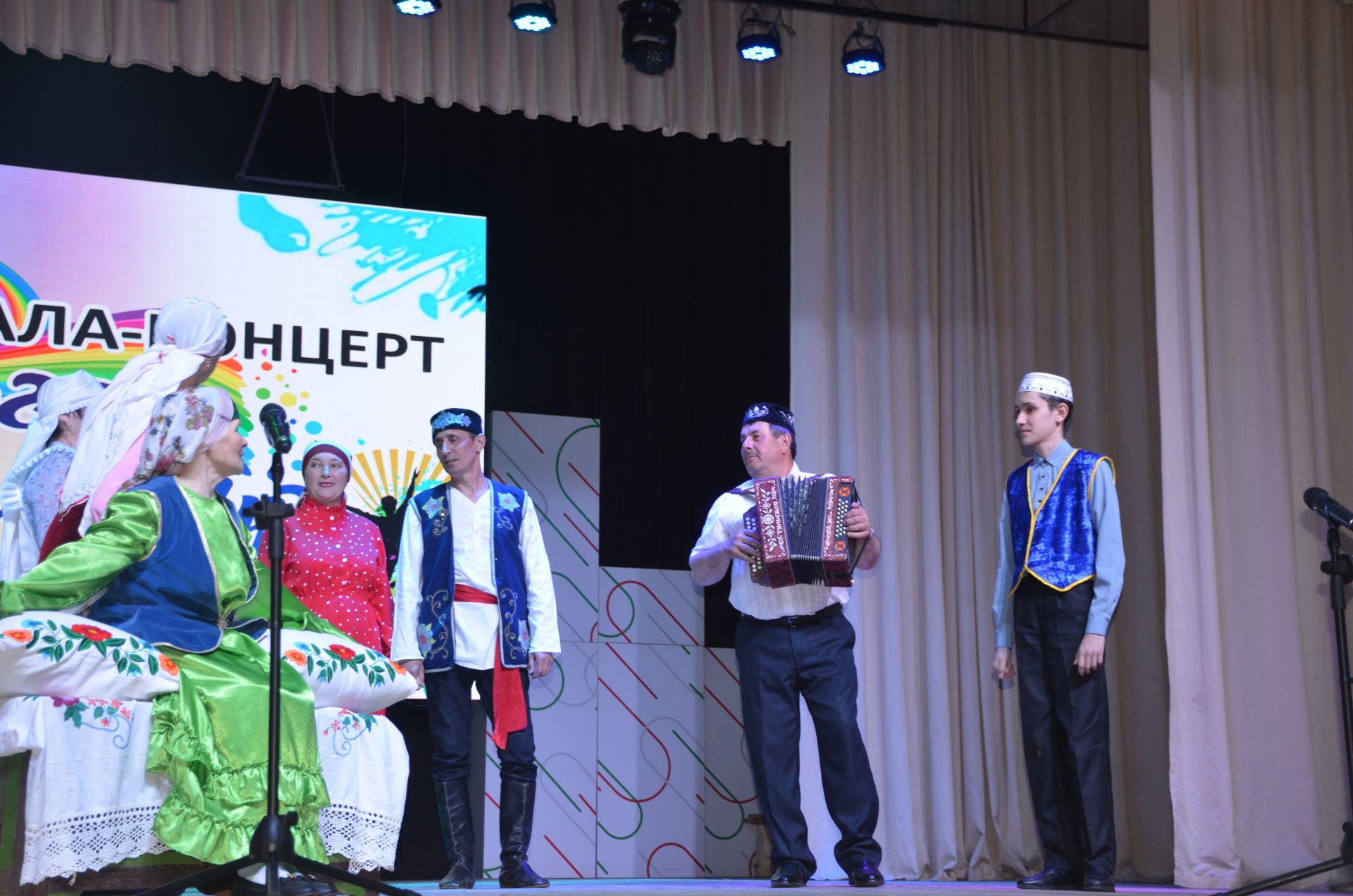Триумф талантов: в Агрызском районе прошёл гала-концерт «Радуга культур»