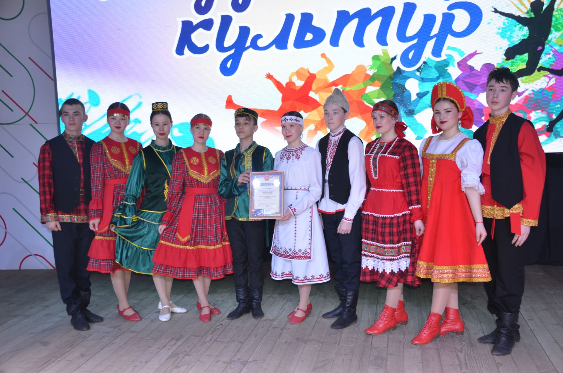 Триумф талантов: в Агрызском районе прошёл гала-концерт «Радуга культур»
