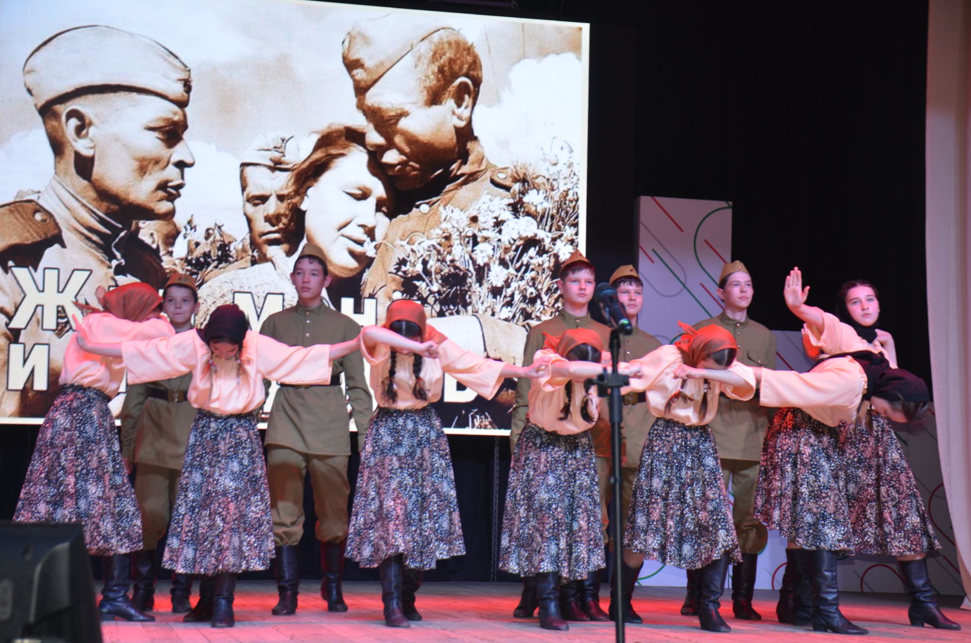 Триумф талантов: в Агрызском районе прошёл гала-концерт «Радуга культур»